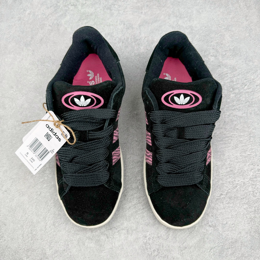 图片[2]-＃C版纯原 AD Originals Campus 00s 学院系列面包风经典复古低帮百搭休闲运动板鞋 IG2389 原鞋开发 正确版型 市面唯一全鞋采用原厂头层SD皮料 正确宽版鞋盒 清洁度完美 诠释最高工艺 这次 Originals 选择了以经典复古鞋型 Campus 为蓝本打造全新面包鞋 这款鞋型联名不断 冠希当年对它更是钟爱有加 论牌面丝毫不输贝壳头、Forum 等大热鞋型 这次 Campus 一改 80 年代的瘦长造型 鞋舌、鞋身、鞋底甚至细节都变大了 营造出千禧年前后流行的面包鞋宽大廓形 因此鞋名改为 Campus 00s 鞋身采用绒面皮料搭配白色常规皮革 质感上还是延续了经典 Campus 的设计 鞋舌填充更加饱满 让鞋款整体看起来更加圆润 搭配上这款浅蓝配色 「蓝胖子」造型真的很可爱 鞋舌还加入了与以往 Campus 不同的全新三叶草 Logo 令造型更具千禧气息 鞋带也采用了加宽的设计 如果你不喜欢 这次还附送了传统鞋带可以替换 鞋底采用了米黄做旧设计 凸显鞋款的复古年代感 除了清新可人的浅蓝配色 还有一款酷灰配色 造型更加硬朗复古 而且相比浅蓝配色更加耐脏 尺码：36 36⅔ 37⅓ 38 38⅔ 39⅓ 40 40⅔ 41⅓ 42 42⅔ 43⅓ 44 44 ⅓ 45-选品中心