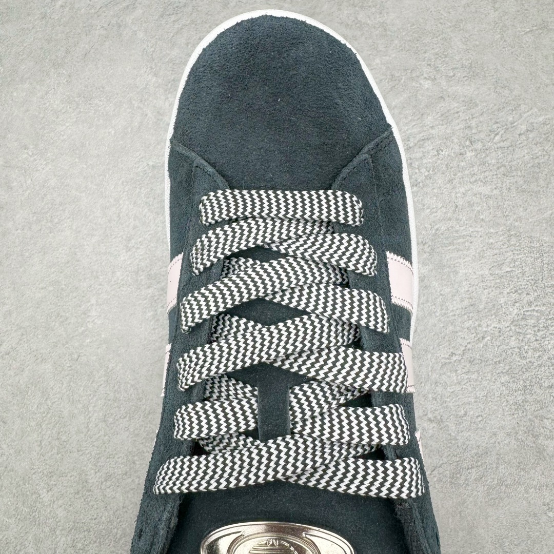 图片[4]-＃C版纯原 AD Originals Campus 00s 学院系列面包风经典复古低帮百搭休闲运动板鞋 HP6396 原鞋开发 正确版型 市面唯一全鞋采用原厂头层SD皮料 正确宽版鞋盒 清洁度完美 诠释最高工艺 这次 Originals 选择了以经典复古鞋型 Campus 为蓝本打造全新面包鞋 这款鞋型联名不断 冠希当年对它更是钟爱有加 论牌面丝毫不输贝壳头、Forum 等大热鞋型 这次 Campus 一改 80 年代的瘦长造型 鞋舌、鞋身、鞋底甚至细节都变大了 营造出千禧年前后流行的面包鞋宽大廓形 因此鞋名改为 Campus 00s 鞋身采用绒面皮料搭配白色常规皮革 质感上还是延续了经典 Campus 的设计 鞋舌填充更加饱满 让鞋款整体看起来更加圆润 搭配上这款浅蓝配色 「蓝胖子」造型真的很可爱 鞋舌还加入了与以往 Campus 不同的全新三叶草 Logo 令造型更具千禧气息 鞋带也采用了加宽的设计 如果你不喜欢 这次还附送了传统鞋带可以替换 鞋底采用了米黄做旧设计 凸显鞋款的复古年代感 除了清新可人的浅蓝配色 还有一款酷灰配色 造型更加硬朗复古 而且相比浅蓝配色更加耐脏 尺码：36 36⅔ 37⅓ 38 38⅔ 39⅓ 40 40⅔ 41⅓ 42 42⅔ 43⅓ 44 44 ⅓ 45-选品中心