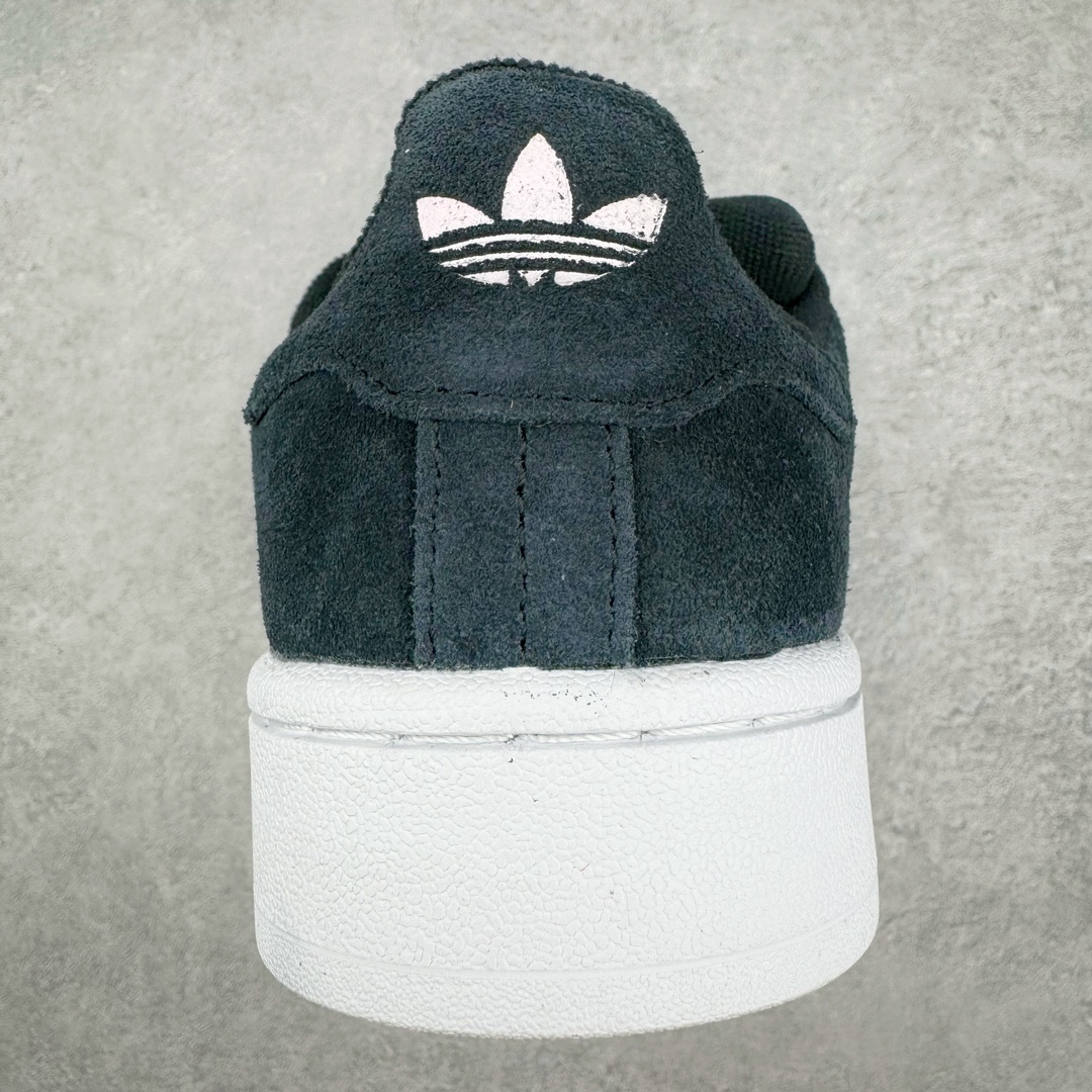 图片[8]-＃C版纯原 AD Originals Campus 00s 学院系列面包风经典复古低帮百搭休闲运动板鞋 HP6396 原鞋开发 正确版型 市面唯一全鞋采用原厂头层SD皮料 正确宽版鞋盒 清洁度完美 诠释最高工艺 这次 Originals 选择了以经典复古鞋型 Campus 为蓝本打造全新面包鞋 这款鞋型联名不断 冠希当年对它更是钟爱有加 论牌面丝毫不输贝壳头、Forum 等大热鞋型 这次 Campus 一改 80 年代的瘦长造型 鞋舌、鞋身、鞋底甚至细节都变大了 营造出千禧年前后流行的面包鞋宽大廓形 因此鞋名改为 Campus 00s 鞋身采用绒面皮料搭配白色常规皮革 质感上还是延续了经典 Campus 的设计 鞋舌填充更加饱满 让鞋款整体看起来更加圆润 搭配上这款浅蓝配色 「蓝胖子」造型真的很可爱 鞋舌还加入了与以往 Campus 不同的全新三叶草 Logo 令造型更具千禧气息 鞋带也采用了加宽的设计 如果你不喜欢 这次还附送了传统鞋带可以替换 鞋底采用了米黄做旧设计 凸显鞋款的复古年代感 除了清新可人的浅蓝配色 还有一款酷灰配色 造型更加硬朗复古 而且相比浅蓝配色更加耐脏 尺码：36 36⅔ 37⅓ 38 38⅔ 39⅓ 40 40⅔ 41⅓ 42 42⅔ 43⅓ 44 44 ⅓ 45-选品中心