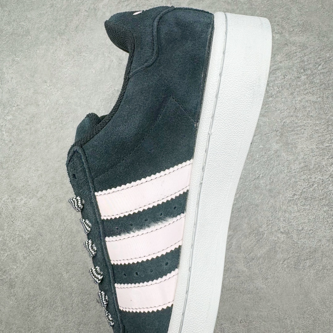 图片[7]-＃C版纯原 AD Originals Campus 00s 学院系列面包风经典复古低帮百搭休闲运动板鞋 HP6396 原鞋开发 正确版型 市面唯一全鞋采用原厂头层SD皮料 正确宽版鞋盒 清洁度完美 诠释最高工艺 这次 Originals 选择了以经典复古鞋型 Campus 为蓝本打造全新面包鞋 这款鞋型联名不断 冠希当年对它更是钟爱有加 论牌面丝毫不输贝壳头、Forum 等大热鞋型 这次 Campus 一改 80 年代的瘦长造型 鞋舌、鞋身、鞋底甚至细节都变大了 营造出千禧年前后流行的面包鞋宽大廓形 因此鞋名改为 Campus 00s 鞋身采用绒面皮料搭配白色常规皮革 质感上还是延续了经典 Campus 的设计 鞋舌填充更加饱满 让鞋款整体看起来更加圆润 搭配上这款浅蓝配色 「蓝胖子」造型真的很可爱 鞋舌还加入了与以往 Campus 不同的全新三叶草 Logo 令造型更具千禧气息 鞋带也采用了加宽的设计 如果你不喜欢 这次还附送了传统鞋带可以替换 鞋底采用了米黄做旧设计 凸显鞋款的复古年代感 除了清新可人的浅蓝配色 还有一款酷灰配色 造型更加硬朗复古 而且相比浅蓝配色更加耐脏 尺码：36 36⅔ 37⅓ 38 38⅔ 39⅓ 40 40⅔ 41⅓ 42 42⅔ 43⅓ 44 44 ⅓ 45-选品中心