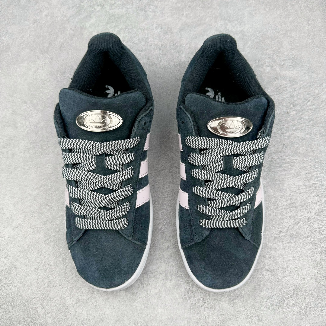 图片[2]-＃C版纯原 AD Originals Campus 00s 学院系列面包风经典复古低帮百搭休闲运动板鞋 HP6396 原鞋开发 正确版型 市面唯一全鞋采用原厂头层SD皮料 正确宽版鞋盒 清洁度完美 诠释最高工艺 这次 Originals 选择了以经典复古鞋型 Campus 为蓝本打造全新面包鞋 这款鞋型联名不断 冠希当年对它更是钟爱有加 论牌面丝毫不输贝壳头、Forum 等大热鞋型 这次 Campus 一改 80 年代的瘦长造型 鞋舌、鞋身、鞋底甚至细节都变大了 营造出千禧年前后流行的面包鞋宽大廓形 因此鞋名改为 Campus 00s 鞋身采用绒面皮料搭配白色常规皮革 质感上还是延续了经典 Campus 的设计 鞋舌填充更加饱满 让鞋款整体看起来更加圆润 搭配上这款浅蓝配色 「蓝胖子」造型真的很可爱 鞋舌还加入了与以往 Campus 不同的全新三叶草 Logo 令造型更具千禧气息 鞋带也采用了加宽的设计 如果你不喜欢 这次还附送了传统鞋带可以替换 鞋底采用了米黄做旧设计 凸显鞋款的复古年代感 除了清新可人的浅蓝配色 还有一款酷灰配色 造型更加硬朗复古 而且相比浅蓝配色更加耐脏 尺码：36 36⅔ 37⅓ 38 38⅔ 39⅓ 40 40⅔ 41⅓ 42 42⅔ 43⅓ 44 44 ⅓ 45-选品中心