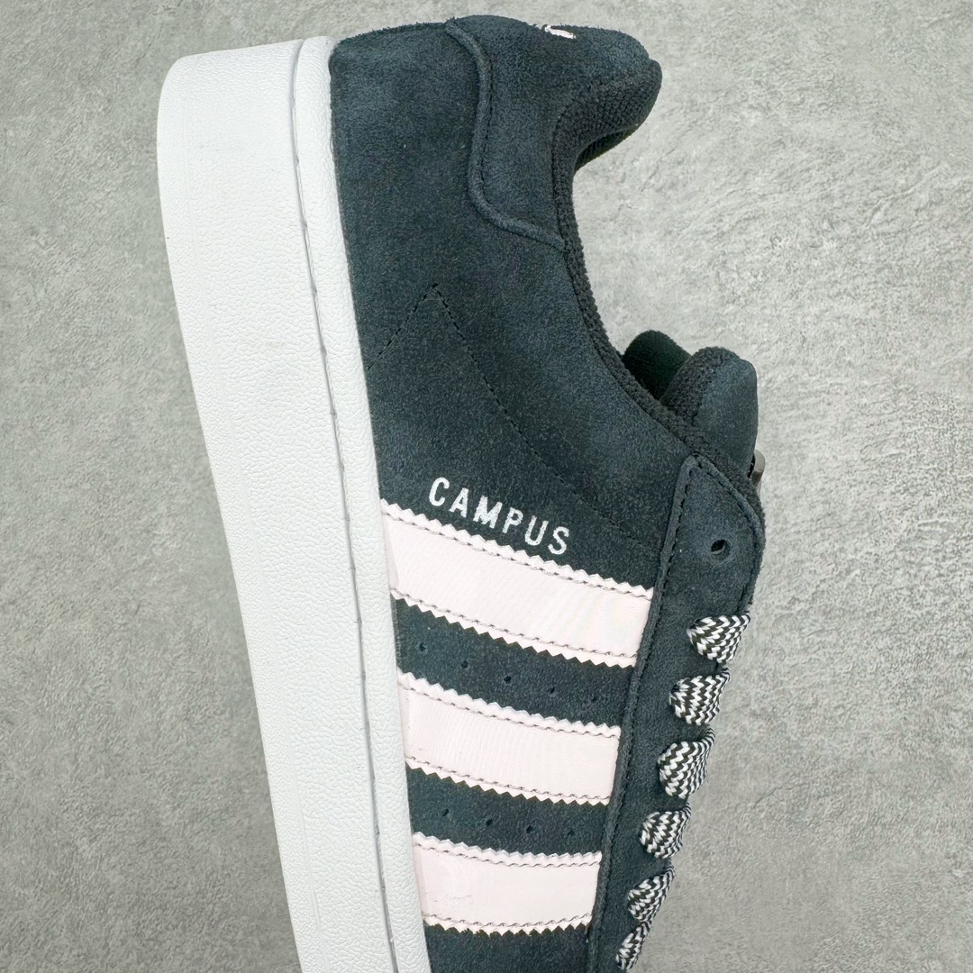 图片[6]-＃C版纯原 AD Originals Campus 00s 学院系列面包风经典复古低帮百搭休闲运动板鞋 HP6396 原鞋开发 正确版型 市面唯一全鞋采用原厂头层SD皮料 正确宽版鞋盒 清洁度完美 诠释最高工艺 这次 Originals 选择了以经典复古鞋型 Campus 为蓝本打造全新面包鞋 这款鞋型联名不断 冠希当年对它更是钟爱有加 论牌面丝毫不输贝壳头、Forum 等大热鞋型 这次 Campus 一改 80 年代的瘦长造型 鞋舌、鞋身、鞋底甚至细节都变大了 营造出千禧年前后流行的面包鞋宽大廓形 因此鞋名改为 Campus 00s 鞋身采用绒面皮料搭配白色常规皮革 质感上还是延续了经典 Campus 的设计 鞋舌填充更加饱满 让鞋款整体看起来更加圆润 搭配上这款浅蓝配色 「蓝胖子」造型真的很可爱 鞋舌还加入了与以往 Campus 不同的全新三叶草 Logo 令造型更具千禧气息 鞋带也采用了加宽的设计 如果你不喜欢 这次还附送了传统鞋带可以替换 鞋底采用了米黄做旧设计 凸显鞋款的复古年代感 除了清新可人的浅蓝配色 还有一款酷灰配色 造型更加硬朗复古 而且相比浅蓝配色更加耐脏 尺码：36 36⅔ 37⅓ 38 38⅔ 39⅓ 40 40⅔ 41⅓ 42 42⅔ 43⅓ 44 44 ⅓ 45-选品中心