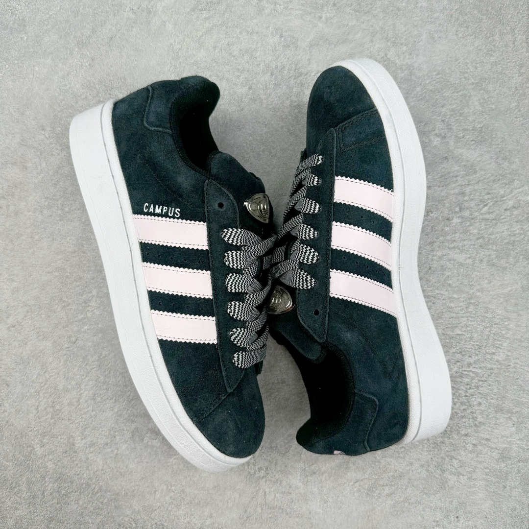 图片[3]-＃C版纯原 AD Originals Campus 00s 学院系列面包风经典复古低帮百搭休闲运动板鞋 HP6396 原鞋开发 正确版型 市面唯一全鞋采用原厂头层SD皮料 正确宽版鞋盒 清洁度完美 诠释最高工艺 这次 Originals 选择了以经典复古鞋型 Campus 为蓝本打造全新面包鞋 这款鞋型联名不断 冠希当年对它更是钟爱有加 论牌面丝毫不输贝壳头、Forum 等大热鞋型 这次 Campus 一改 80 年代的瘦长造型 鞋舌、鞋身、鞋底甚至细节都变大了 营造出千禧年前后流行的面包鞋宽大廓形 因此鞋名改为 Campus 00s 鞋身采用绒面皮料搭配白色常规皮革 质感上还是延续了经典 Campus 的设计 鞋舌填充更加饱满 让鞋款整体看起来更加圆润 搭配上这款浅蓝配色 「蓝胖子」造型真的很可爱 鞋舌还加入了与以往 Campus 不同的全新三叶草 Logo 令造型更具千禧气息 鞋带也采用了加宽的设计 如果你不喜欢 这次还附送了传统鞋带可以替换 鞋底采用了米黄做旧设计 凸显鞋款的复古年代感 除了清新可人的浅蓝配色 还有一款酷灰配色 造型更加硬朗复古 而且相比浅蓝配色更加耐脏 尺码：36 36⅔ 37⅓ 38 38⅔ 39⅓ 40 40⅔ 41⅓ 42 42⅔ 43⅓ 44 44 ⅓ 45-选品中心
