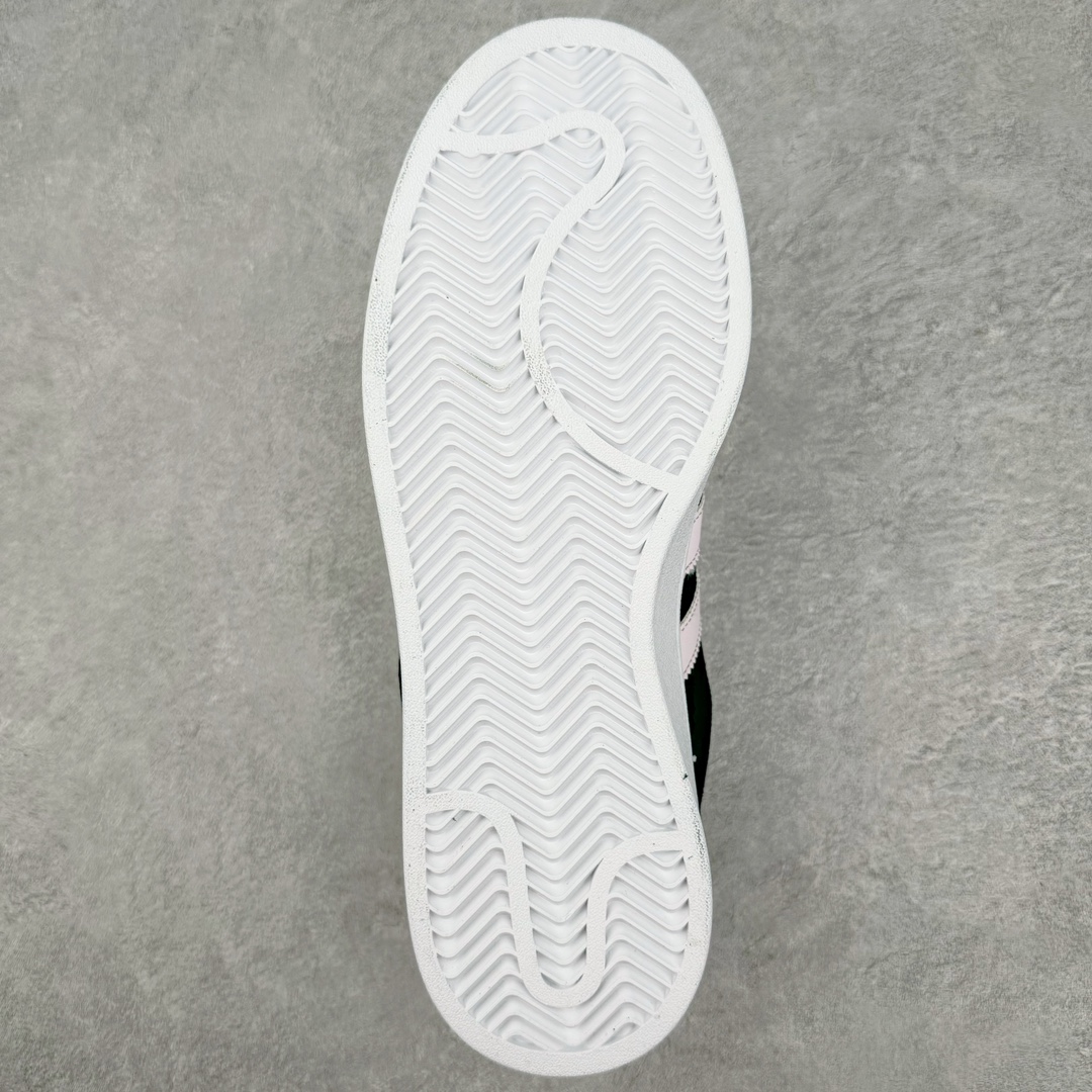 图片[9]-＃C版纯原 AD Originals Campus 00s 学院系列面包风经典复古低帮百搭休闲运动板鞋 HP6396 原鞋开发 正确版型 市面唯一全鞋采用原厂头层SD皮料 正确宽版鞋盒 清洁度完美 诠释最高工艺 这次 Originals 选择了以经典复古鞋型 Campus 为蓝本打造全新面包鞋 这款鞋型联名不断 冠希当年对它更是钟爱有加 论牌面丝毫不输贝壳头、Forum 等大热鞋型 这次 Campus 一改 80 年代的瘦长造型 鞋舌、鞋身、鞋底甚至细节都变大了 营造出千禧年前后流行的面包鞋宽大廓形 因此鞋名改为 Campus 00s 鞋身采用绒面皮料搭配白色常规皮革 质感上还是延续了经典 Campus 的设计 鞋舌填充更加饱满 让鞋款整体看起来更加圆润 搭配上这款浅蓝配色 「蓝胖子」造型真的很可爱 鞋舌还加入了与以往 Campus 不同的全新三叶草 Logo 令造型更具千禧气息 鞋带也采用了加宽的设计 如果你不喜欢 这次还附送了传统鞋带可以替换 鞋底采用了米黄做旧设计 凸显鞋款的复古年代感 除了清新可人的浅蓝配色 还有一款酷灰配色 造型更加硬朗复古 而且相比浅蓝配色更加耐脏 尺码：36 36⅔ 37⅓ 38 38⅔ 39⅓ 40 40⅔ 41⅓ 42 42⅔ 43⅓ 44 44 ⅓ 45-选品中心