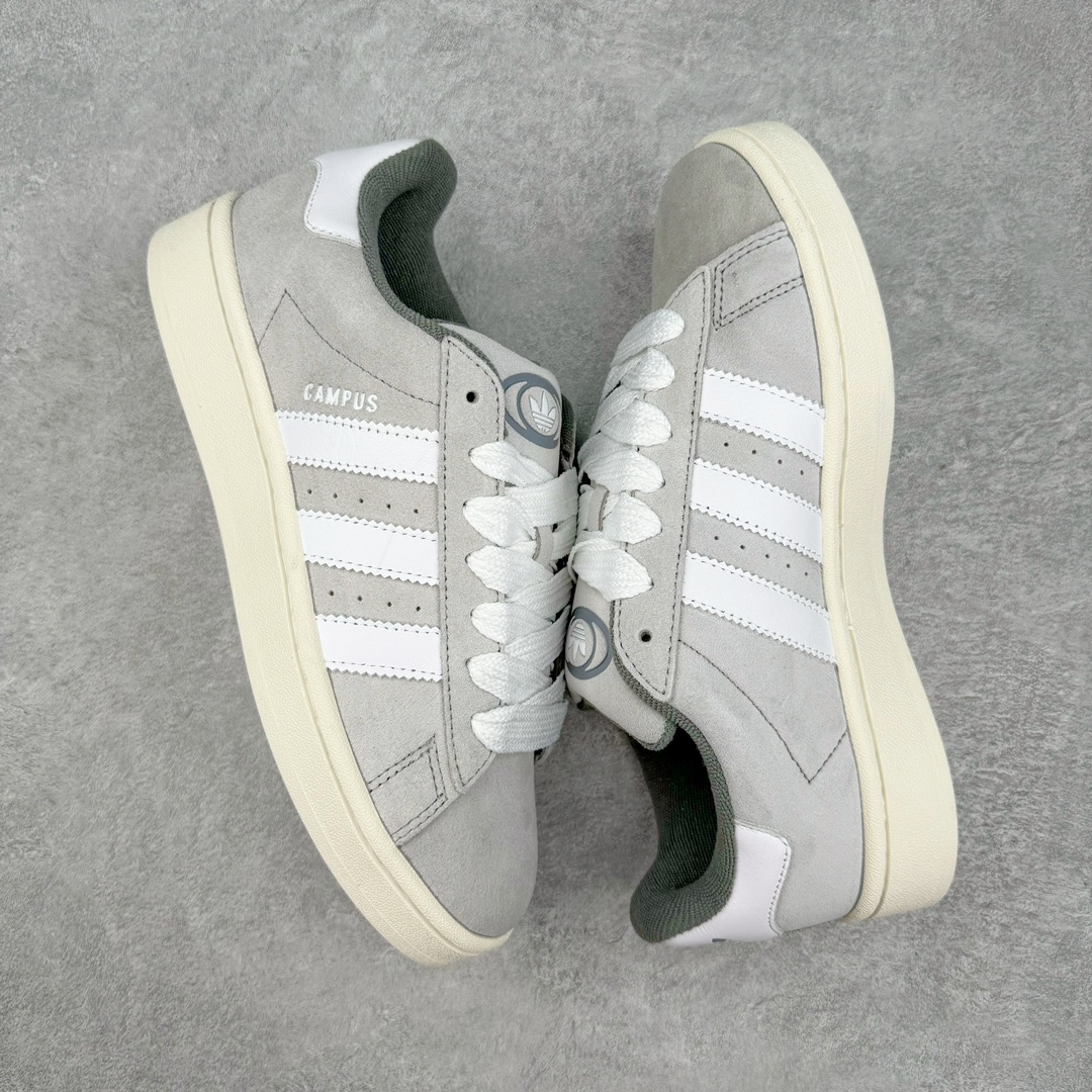 图片[3]-＃C版纯原 AD Originals Campus 00s 学院系列面包风经典复古低帮百搭休闲运动板鞋 GY9472 原鞋开发 正确版型 市面唯一全鞋采用原厂头层SD皮料 正确宽版鞋盒 清洁度完美 诠释最高工艺 这次 Originals 选择了以经典复古鞋型 Campus 为蓝本打造全新面包鞋 这款鞋型联名不断 冠希当年对它更是钟爱有加 论牌面丝毫不输贝壳头、Forum 等大热鞋型 这次 Campus 一改 80 年代的瘦长造型 鞋舌、鞋身、鞋底甚至细节都变大了 营造出千禧年前后流行的面包鞋宽大廓形 因此鞋名改为 Campus 00s 鞋身采用绒面皮料搭配白色常规皮革 质感上还是延续了经典 Campus 的设计 鞋舌填充更加饱满 让鞋款整体看起来更加圆润 搭配上这款浅蓝配色 「蓝胖子」造型真的很可爱 鞋舌还加入了与以往 Campus 不同的全新三叶草 Logo 令造型更具千禧气息 鞋带也采用了加宽的设计 如果你不喜欢 这次还附送了传统鞋带可以替换 鞋底采用了米黄做旧设计 凸显鞋款的复古年代感 除了清新可人的浅蓝配色 还有一款酷灰配色 造型更加硬朗复古 而且相比浅蓝配色更加耐脏 尺码：36 36⅔ 37⅓ 38 38⅔ 39⅓ 40 40⅔ 41⅓ 42 42⅔ 43⅓ 44 44 ⅓ 45-选品中心