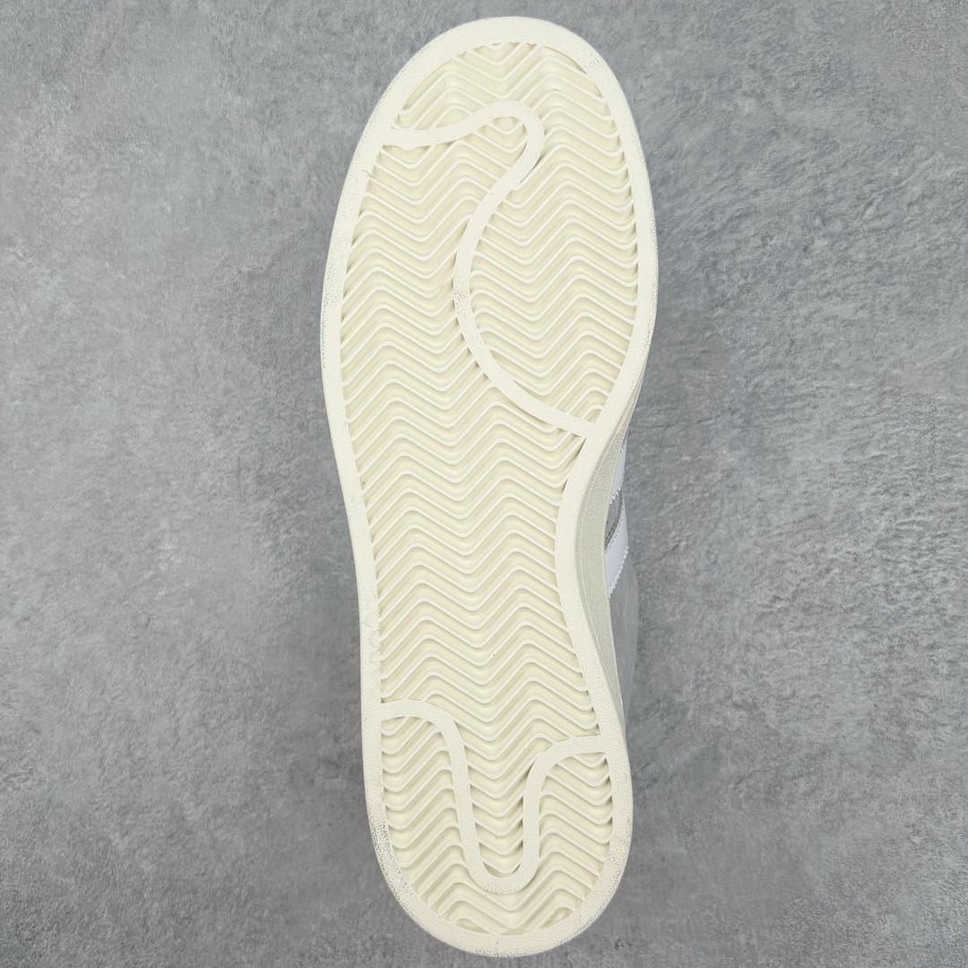 图片[9]-＃C版纯原 AD Originals Campus 00s 学院系列面包风经典复古低帮百搭休闲运动板鞋 GY9472 原鞋开发 正确版型 市面唯一全鞋采用原厂头层SD皮料 正确宽版鞋盒 清洁度完美 诠释最高工艺 这次 Originals 选择了以经典复古鞋型 Campus 为蓝本打造全新面包鞋 这款鞋型联名不断 冠希当年对它更是钟爱有加 论牌面丝毫不输贝壳头、Forum 等大热鞋型 这次 Campus 一改 80 年代的瘦长造型 鞋舌、鞋身、鞋底甚至细节都变大了 营造出千禧年前后流行的面包鞋宽大廓形 因此鞋名改为 Campus 00s 鞋身采用绒面皮料搭配白色常规皮革 质感上还是延续了经典 Campus 的设计 鞋舌填充更加饱满 让鞋款整体看起来更加圆润 搭配上这款浅蓝配色 「蓝胖子」造型真的很可爱 鞋舌还加入了与以往 Campus 不同的全新三叶草 Logo 令造型更具千禧气息 鞋带也采用了加宽的设计 如果你不喜欢 这次还附送了传统鞋带可以替换 鞋底采用了米黄做旧设计 凸显鞋款的复古年代感 除了清新可人的浅蓝配色 还有一款酷灰配色 造型更加硬朗复古 而且相比浅蓝配色更加耐脏 尺码：36 36⅔ 37⅓ 38 38⅔ 39⅓ 40 40⅔ 41⅓ 42 42⅔ 43⅓ 44 44 ⅓ 45-选品中心