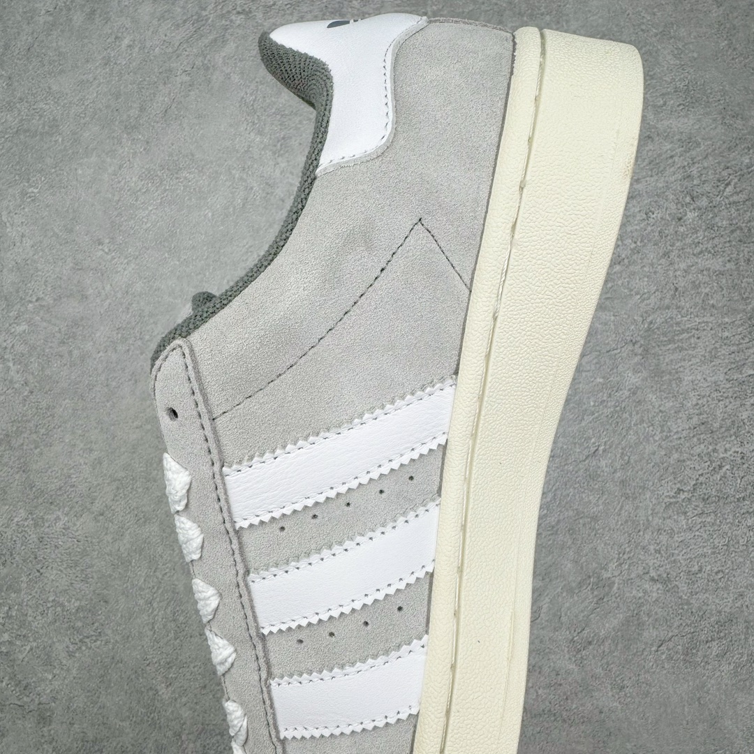 图片[7]-＃C版纯原 AD Originals Campus 00s 学院系列面包风经典复古低帮百搭休闲运动板鞋 GY9472 原鞋开发 正确版型 市面唯一全鞋采用原厂头层SD皮料 正确宽版鞋盒 清洁度完美 诠释最高工艺 这次 Originals 选择了以经典复古鞋型 Campus 为蓝本打造全新面包鞋 这款鞋型联名不断 冠希当年对它更是钟爱有加 论牌面丝毫不输贝壳头、Forum 等大热鞋型 这次 Campus 一改 80 年代的瘦长造型 鞋舌、鞋身、鞋底甚至细节都变大了 营造出千禧年前后流行的面包鞋宽大廓形 因此鞋名改为 Campus 00s 鞋身采用绒面皮料搭配白色常规皮革 质感上还是延续了经典 Campus 的设计 鞋舌填充更加饱满 让鞋款整体看起来更加圆润 搭配上这款浅蓝配色 「蓝胖子」造型真的很可爱 鞋舌还加入了与以往 Campus 不同的全新三叶草 Logo 令造型更具千禧气息 鞋带也采用了加宽的设计 如果你不喜欢 这次还附送了传统鞋带可以替换 鞋底采用了米黄做旧设计 凸显鞋款的复古年代感 除了清新可人的浅蓝配色 还有一款酷灰配色 造型更加硬朗复古 而且相比浅蓝配色更加耐脏 尺码：36 36⅔ 37⅓ 38 38⅔ 39⅓ 40 40⅔ 41⅓ 42 42⅔ 43⅓ 44 44 ⅓ 45-选品中心