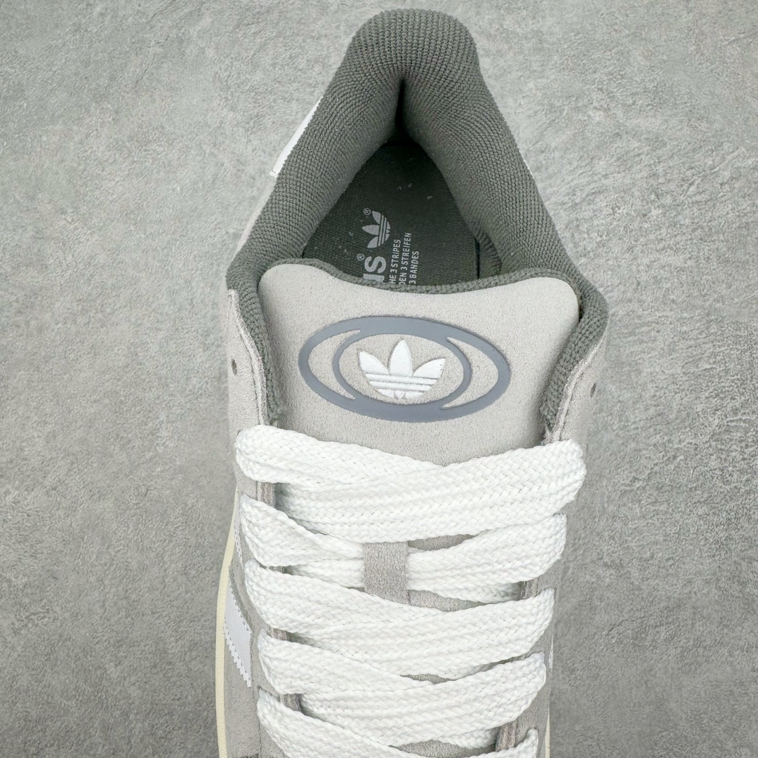 图片[5]-＃C版纯原 AD Originals Campus 00s 学院系列面包风经典复古低帮百搭休闲运动板鞋 GY9472 原鞋开发 正确版型 市面唯一全鞋采用原厂头层SD皮料 正确宽版鞋盒 清洁度完美 诠释最高工艺 这次 Originals 选择了以经典复古鞋型 Campus 为蓝本打造全新面包鞋 这款鞋型联名不断 冠希当年对它更是钟爱有加 论牌面丝毫不输贝壳头、Forum 等大热鞋型 这次 Campus 一改 80 年代的瘦长造型 鞋舌、鞋身、鞋底甚至细节都变大了 营造出千禧年前后流行的面包鞋宽大廓形 因此鞋名改为 Campus 00s 鞋身采用绒面皮料搭配白色常规皮革 质感上还是延续了经典 Campus 的设计 鞋舌填充更加饱满 让鞋款整体看起来更加圆润 搭配上这款浅蓝配色 「蓝胖子」造型真的很可爱 鞋舌还加入了与以往 Campus 不同的全新三叶草 Logo 令造型更具千禧气息 鞋带也采用了加宽的设计 如果你不喜欢 这次还附送了传统鞋带可以替换 鞋底采用了米黄做旧设计 凸显鞋款的复古年代感 除了清新可人的浅蓝配色 还有一款酷灰配色 造型更加硬朗复古 而且相比浅蓝配色更加耐脏 尺码：36 36⅔ 37⅓ 38 38⅔ 39⅓ 40 40⅔ 41⅓ 42 42⅔ 43⅓ 44 44 ⅓ 45-选品中心