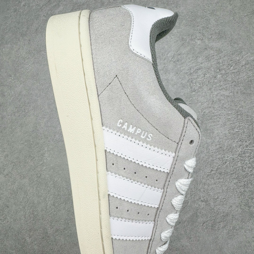 图片[6]-＃C版纯原 AD Originals Campus 00s 学院系列面包风经典复古低帮百搭休闲运动板鞋 GY9472 原鞋开发 正确版型 市面唯一全鞋采用原厂头层SD皮料 正确宽版鞋盒 清洁度完美 诠释最高工艺 这次 Originals 选择了以经典复古鞋型 Campus 为蓝本打造全新面包鞋 这款鞋型联名不断 冠希当年对它更是钟爱有加 论牌面丝毫不输贝壳头、Forum 等大热鞋型 这次 Campus 一改 80 年代的瘦长造型 鞋舌、鞋身、鞋底甚至细节都变大了 营造出千禧年前后流行的面包鞋宽大廓形 因此鞋名改为 Campus 00s 鞋身采用绒面皮料搭配白色常规皮革 质感上还是延续了经典 Campus 的设计 鞋舌填充更加饱满 让鞋款整体看起来更加圆润 搭配上这款浅蓝配色 「蓝胖子」造型真的很可爱 鞋舌还加入了与以往 Campus 不同的全新三叶草 Logo 令造型更具千禧气息 鞋带也采用了加宽的设计 如果你不喜欢 这次还附送了传统鞋带可以替换 鞋底采用了米黄做旧设计 凸显鞋款的复古年代感 除了清新可人的浅蓝配色 还有一款酷灰配色 造型更加硬朗复古 而且相比浅蓝配色更加耐脏 尺码：36 36⅔ 37⅓ 38 38⅔ 39⅓ 40 40⅔ 41⅓ 42 42⅔ 43⅓ 44 44 ⅓ 45-选品中心