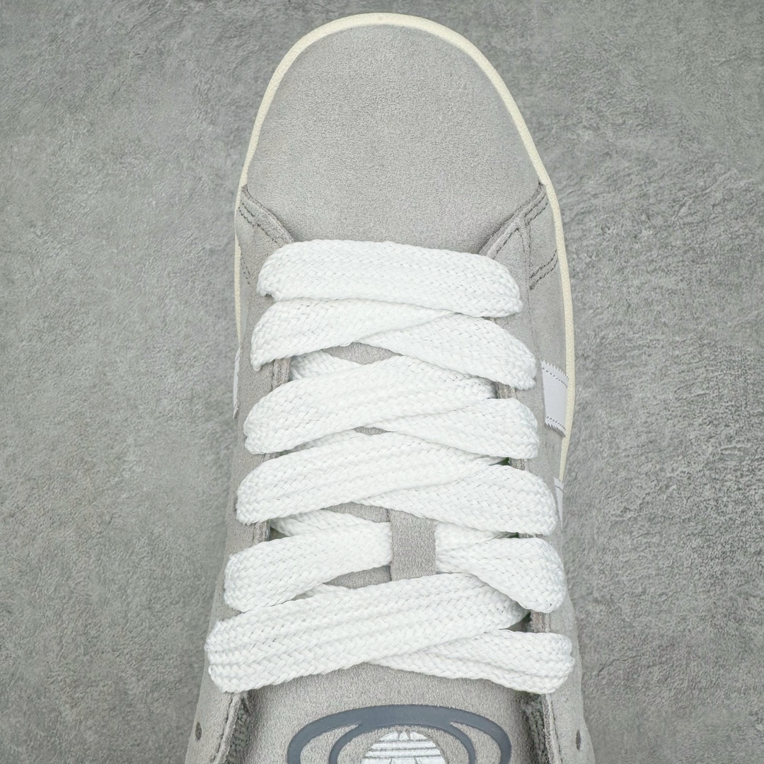 图片[4]-＃C版纯原 AD Originals Campus 00s 学院系列面包风经典复古低帮百搭休闲运动板鞋 GY9472 原鞋开发 正确版型 市面唯一全鞋采用原厂头层SD皮料 正确宽版鞋盒 清洁度完美 诠释最高工艺 这次 Originals 选择了以经典复古鞋型 Campus 为蓝本打造全新面包鞋 这款鞋型联名不断 冠希当年对它更是钟爱有加 论牌面丝毫不输贝壳头、Forum 等大热鞋型 这次 Campus 一改 80 年代的瘦长造型 鞋舌、鞋身、鞋底甚至细节都变大了 营造出千禧年前后流行的面包鞋宽大廓形 因此鞋名改为 Campus 00s 鞋身采用绒面皮料搭配白色常规皮革 质感上还是延续了经典 Campus 的设计 鞋舌填充更加饱满 让鞋款整体看起来更加圆润 搭配上这款浅蓝配色 「蓝胖子」造型真的很可爱 鞋舌还加入了与以往 Campus 不同的全新三叶草 Logo 令造型更具千禧气息 鞋带也采用了加宽的设计 如果你不喜欢 这次还附送了传统鞋带可以替换 鞋底采用了米黄做旧设计 凸显鞋款的复古年代感 除了清新可人的浅蓝配色 还有一款酷灰配色 造型更加硬朗复古 而且相比浅蓝配色更加耐脏 尺码：36 36⅔ 37⅓ 38 38⅔ 39⅓ 40 40⅔ 41⅓ 42 42⅔ 43⅓ 44 44 ⅓ 45-选品中心