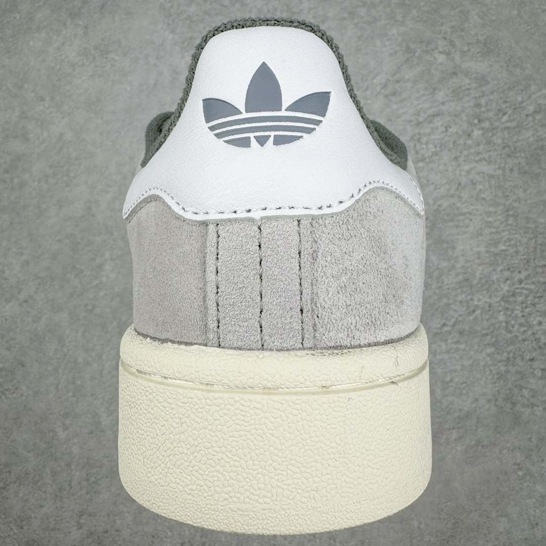 图片[8]-＃C版纯原 AD Originals Campus 00s 学院系列面包风经典复古低帮百搭休闲运动板鞋 GY9472 原鞋开发 正确版型 市面唯一全鞋采用原厂头层SD皮料 正确宽版鞋盒 清洁度完美 诠释最高工艺 这次 Originals 选择了以经典复古鞋型 Campus 为蓝本打造全新面包鞋 这款鞋型联名不断 冠希当年对它更是钟爱有加 论牌面丝毫不输贝壳头、Forum 等大热鞋型 这次 Campus 一改 80 年代的瘦长造型 鞋舌、鞋身、鞋底甚至细节都变大了 营造出千禧年前后流行的面包鞋宽大廓形 因此鞋名改为 Campus 00s 鞋身采用绒面皮料搭配白色常规皮革 质感上还是延续了经典 Campus 的设计 鞋舌填充更加饱满 让鞋款整体看起来更加圆润 搭配上这款浅蓝配色 「蓝胖子」造型真的很可爱 鞋舌还加入了与以往 Campus 不同的全新三叶草 Logo 令造型更具千禧气息 鞋带也采用了加宽的设计 如果你不喜欢 这次还附送了传统鞋带可以替换 鞋底采用了米黄做旧设计 凸显鞋款的复古年代感 除了清新可人的浅蓝配色 还有一款酷灰配色 造型更加硬朗复古 而且相比浅蓝配色更加耐脏 尺码：36 36⅔ 37⅓ 38 38⅔ 39⅓ 40 40⅔ 41⅓ 42 42⅔ 43⅓ 44 44 ⅓ 45-选品中心