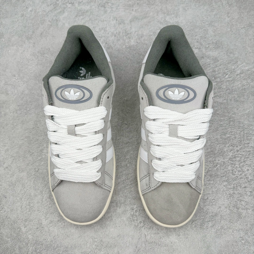 图片[2]-＃C版纯原 AD Originals Campus 00s 学院系列面包风经典复古低帮百搭休闲运动板鞋 GY9472 原鞋开发 正确版型 市面唯一全鞋采用原厂头层SD皮料 正确宽版鞋盒 清洁度完美 诠释最高工艺 这次 Originals 选择了以经典复古鞋型 Campus 为蓝本打造全新面包鞋 这款鞋型联名不断 冠希当年对它更是钟爱有加 论牌面丝毫不输贝壳头、Forum 等大热鞋型 这次 Campus 一改 80 年代的瘦长造型 鞋舌、鞋身、鞋底甚至细节都变大了 营造出千禧年前后流行的面包鞋宽大廓形 因此鞋名改为 Campus 00s 鞋身采用绒面皮料搭配白色常规皮革 质感上还是延续了经典 Campus 的设计 鞋舌填充更加饱满 让鞋款整体看起来更加圆润 搭配上这款浅蓝配色 「蓝胖子」造型真的很可爱 鞋舌还加入了与以往 Campus 不同的全新三叶草 Logo 令造型更具千禧气息 鞋带也采用了加宽的设计 如果你不喜欢 这次还附送了传统鞋带可以替换 鞋底采用了米黄做旧设计 凸显鞋款的复古年代感 除了清新可人的浅蓝配色 还有一款酷灰配色 造型更加硬朗复古 而且相比浅蓝配色更加耐脏 尺码：36 36⅔ 37⅓ 38 38⅔ 39⅓ 40 40⅔ 41⅓ 42 42⅔ 43⅓ 44 44 ⅓ 45-选品中心