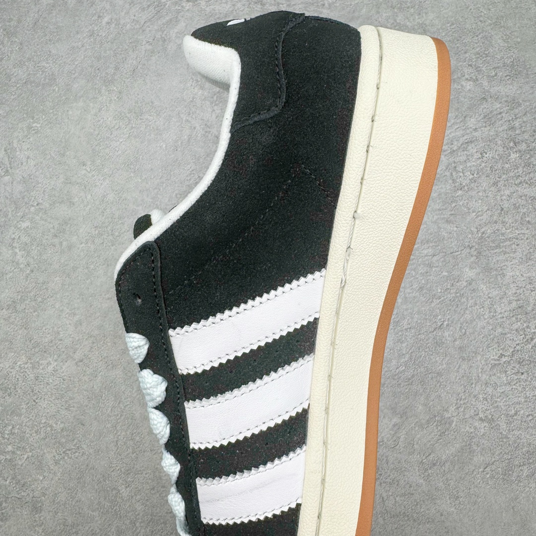 图片[7]-＃C版纯原 AD Originals Campus 00s 学院系列面包风经典复古低帮百搭休闲运动板鞋 HQ8708 原鞋开发 正确版型 市面唯一全鞋采用原厂头层SD皮料 正确宽版鞋盒 清洁度完美 诠释最高工艺 这次 Originals 选择了以经典复古鞋型 Campus 为蓝本打造全新面包鞋 这款鞋型联名不断 冠希当年对它更是钟爱有加 论牌面丝毫不输贝壳头、Forum 等大热鞋型 这次 Campus 一改 80 年代的瘦长造型 鞋舌、鞋身、鞋底甚至细节都变大了 营造出千禧年前后流行的面包鞋宽大廓形 因此鞋名改为 Campus 00s 鞋身采用绒面皮料搭配白色常规皮革 质感上还是延续了经典 Campus 的设计 鞋舌填充更加饱满 让鞋款整体看起来更加圆润 搭配上这款浅蓝配色 「蓝胖子」造型真的很可爱 鞋舌还加入了与以往 Campus 不同的全新三叶草 Logo 令造型更具千禧气息 鞋带也采用了加宽的设计 如果你不喜欢 这次还附送了传统鞋带可以替换 鞋底采用了米黄做旧设计 凸显鞋款的复古年代感 除了清新可人的浅蓝配色 还有一款酷灰配色 造型更加硬朗复古 而且相比浅蓝配色更加耐脏 尺码：36 36⅔ 37⅓ 38 38⅔ 39⅓ 40 40⅔ 41⅓ 42 42⅔ 43⅓ 44 44 ⅓ 45-选品中心