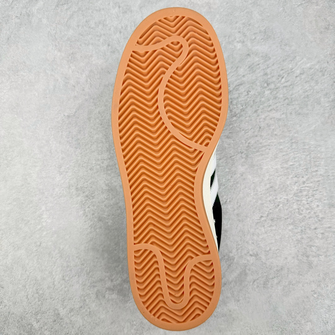 图片[9]-＃C版纯原 AD Originals Campus 00s 学院系列面包风经典复古低帮百搭休闲运动板鞋 HQ8708 原鞋开发 正确版型 市面唯一全鞋采用原厂头层SD皮料 正确宽版鞋盒 清洁度完美 诠释最高工艺 这次 Originals 选择了以经典复古鞋型 Campus 为蓝本打造全新面包鞋 这款鞋型联名不断 冠希当年对它更是钟爱有加 论牌面丝毫不输贝壳头、Forum 等大热鞋型 这次 Campus 一改 80 年代的瘦长造型 鞋舌、鞋身、鞋底甚至细节都变大了 营造出千禧年前后流行的面包鞋宽大廓形 因此鞋名改为 Campus 00s 鞋身采用绒面皮料搭配白色常规皮革 质感上还是延续了经典 Campus 的设计 鞋舌填充更加饱满 让鞋款整体看起来更加圆润 搭配上这款浅蓝配色 「蓝胖子」造型真的很可爱 鞋舌还加入了与以往 Campus 不同的全新三叶草 Logo 令造型更具千禧气息 鞋带也采用了加宽的设计 如果你不喜欢 这次还附送了传统鞋带可以替换 鞋底采用了米黄做旧设计 凸显鞋款的复古年代感 除了清新可人的浅蓝配色 还有一款酷灰配色 造型更加硬朗复古 而且相比浅蓝配色更加耐脏 尺码：36 36⅔ 37⅓ 38 38⅔ 39⅓ 40 40⅔ 41⅓ 42 42⅔ 43⅓ 44 44 ⅓ 45-选品中心