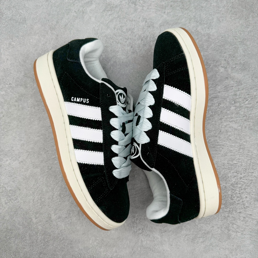 图片[3]-＃C版纯原 AD Originals Campus 00s 学院系列面包风经典复古低帮百搭休闲运动板鞋 HQ8708 原鞋开发 正确版型 市面唯一全鞋采用原厂头层SD皮料 正确宽版鞋盒 清洁度完美 诠释最高工艺 这次 Originals 选择了以经典复古鞋型 Campus 为蓝本打造全新面包鞋 这款鞋型联名不断 冠希当年对它更是钟爱有加 论牌面丝毫不输贝壳头、Forum 等大热鞋型 这次 Campus 一改 80 年代的瘦长造型 鞋舌、鞋身、鞋底甚至细节都变大了 营造出千禧年前后流行的面包鞋宽大廓形 因此鞋名改为 Campus 00s 鞋身采用绒面皮料搭配白色常规皮革 质感上还是延续了经典 Campus 的设计 鞋舌填充更加饱满 让鞋款整体看起来更加圆润 搭配上这款浅蓝配色 「蓝胖子」造型真的很可爱 鞋舌还加入了与以往 Campus 不同的全新三叶草 Logo 令造型更具千禧气息 鞋带也采用了加宽的设计 如果你不喜欢 这次还附送了传统鞋带可以替换 鞋底采用了米黄做旧设计 凸显鞋款的复古年代感 除了清新可人的浅蓝配色 还有一款酷灰配色 造型更加硬朗复古 而且相比浅蓝配色更加耐脏 尺码：36 36⅔ 37⅓ 38 38⅔ 39⅓ 40 40⅔ 41⅓ 42 42⅔ 43⅓ 44 44 ⅓ 45-选品中心