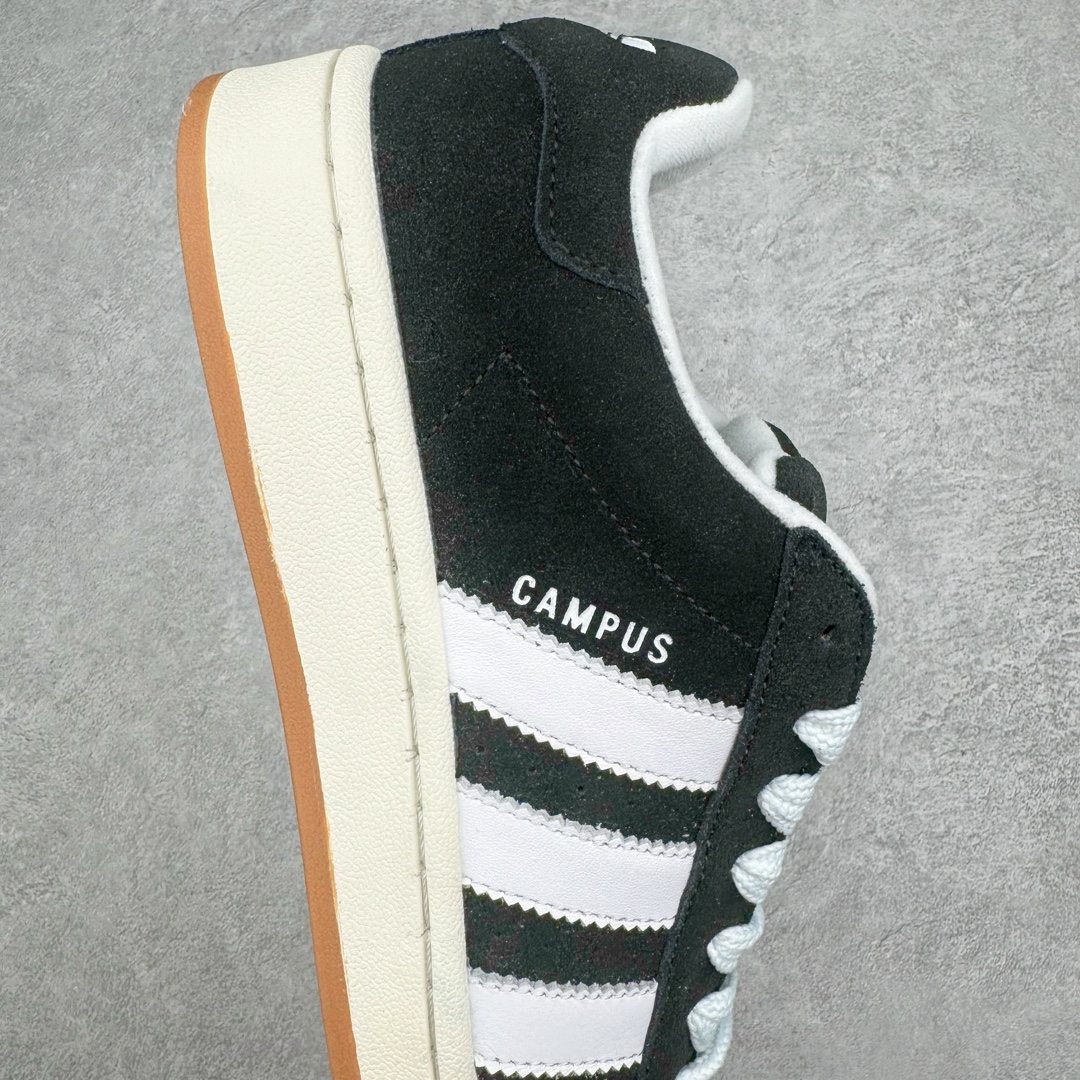图片[6]-＃C版纯原 AD Originals Campus 00s 学院系列面包风经典复古低帮百搭休闲运动板鞋 HQ8708 原鞋开发 正确版型 市面唯一全鞋采用原厂头层SD皮料 正确宽版鞋盒 清洁度完美 诠释最高工艺 这次 Originals 选择了以经典复古鞋型 Campus 为蓝本打造全新面包鞋 这款鞋型联名不断 冠希当年对它更是钟爱有加 论牌面丝毫不输贝壳头、Forum 等大热鞋型 这次 Campus 一改 80 年代的瘦长造型 鞋舌、鞋身、鞋底甚至细节都变大了 营造出千禧年前后流行的面包鞋宽大廓形 因此鞋名改为 Campus 00s 鞋身采用绒面皮料搭配白色常规皮革 质感上还是延续了经典 Campus 的设计 鞋舌填充更加饱满 让鞋款整体看起来更加圆润 搭配上这款浅蓝配色 「蓝胖子」造型真的很可爱 鞋舌还加入了与以往 Campus 不同的全新三叶草 Logo 令造型更具千禧气息 鞋带也采用了加宽的设计 如果你不喜欢 这次还附送了传统鞋带可以替换 鞋底采用了米黄做旧设计 凸显鞋款的复古年代感 除了清新可人的浅蓝配色 还有一款酷灰配色 造型更加硬朗复古 而且相比浅蓝配色更加耐脏 尺码：36 36⅔ 37⅓ 38 38⅔ 39⅓ 40 40⅔ 41⅓ 42 42⅔ 43⅓ 44 44 ⅓ 45-选品中心