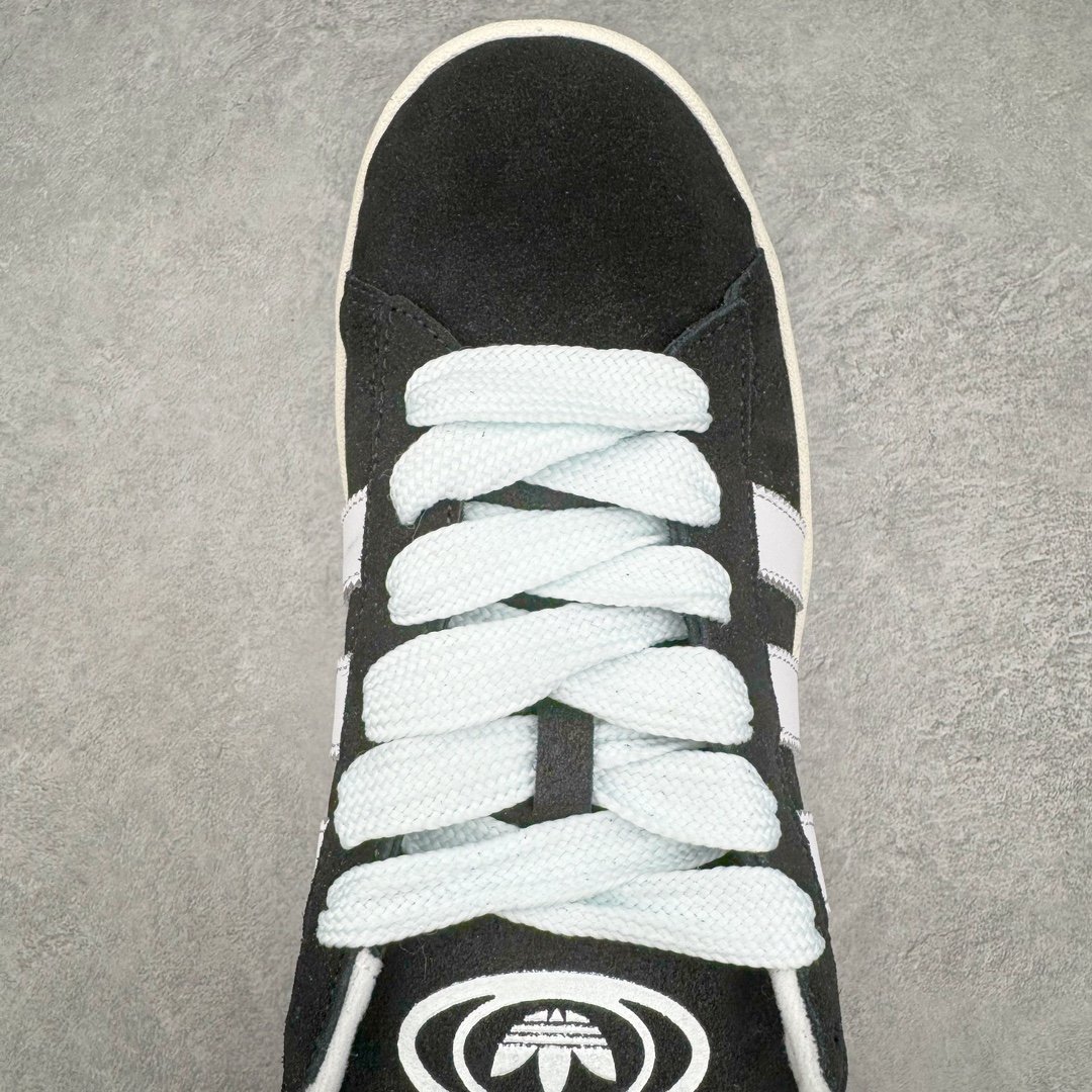 图片[4]-＃C版纯原 AD Originals Campus 00s 学院系列面包风经典复古低帮百搭休闲运动板鞋 HQ8708 原鞋开发 正确版型 市面唯一全鞋采用原厂头层SD皮料 正确宽版鞋盒 清洁度完美 诠释最高工艺 这次 Originals 选择了以经典复古鞋型 Campus 为蓝本打造全新面包鞋 这款鞋型联名不断 冠希当年对它更是钟爱有加 论牌面丝毫不输贝壳头、Forum 等大热鞋型 这次 Campus 一改 80 年代的瘦长造型 鞋舌、鞋身、鞋底甚至细节都变大了 营造出千禧年前后流行的面包鞋宽大廓形 因此鞋名改为 Campus 00s 鞋身采用绒面皮料搭配白色常规皮革 质感上还是延续了经典 Campus 的设计 鞋舌填充更加饱满 让鞋款整体看起来更加圆润 搭配上这款浅蓝配色 「蓝胖子」造型真的很可爱 鞋舌还加入了与以往 Campus 不同的全新三叶草 Logo 令造型更具千禧气息 鞋带也采用了加宽的设计 如果你不喜欢 这次还附送了传统鞋带可以替换 鞋底采用了米黄做旧设计 凸显鞋款的复古年代感 除了清新可人的浅蓝配色 还有一款酷灰配色 造型更加硬朗复古 而且相比浅蓝配色更加耐脏 尺码：36 36⅔ 37⅓ 38 38⅔ 39⅓ 40 40⅔ 41⅓ 42 42⅔ 43⅓ 44 44 ⅓ 45-选品中心