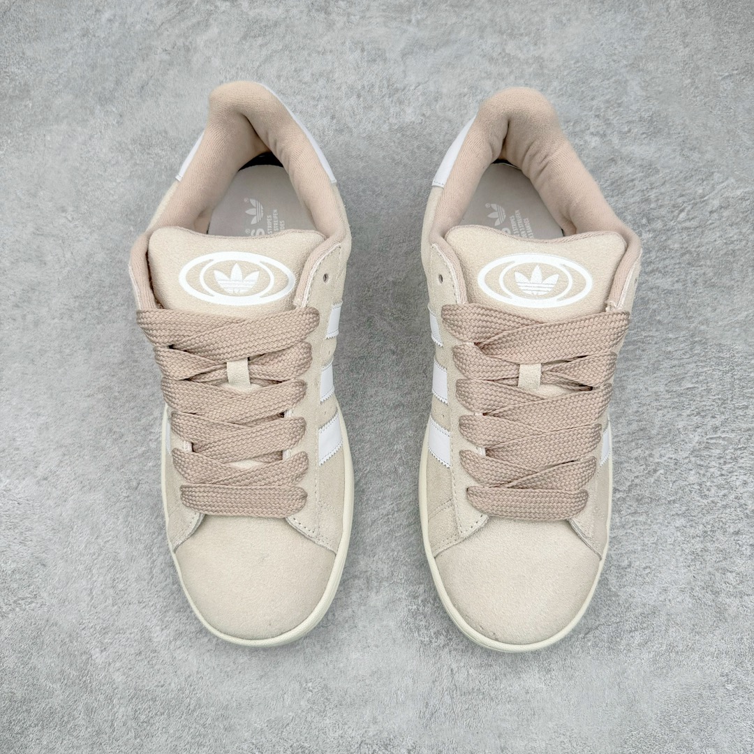 图片[2]-＃C版纯原 AD Originals Campus 00s 学院系列面包风经典复古低帮百搭休闲运动板鞋 HP2924 原鞋开发 正确版型 市面唯一全鞋采用原厂头层SD皮料 正确宽版鞋盒 清洁度完美 诠释最高工艺 这次 Originals 选择了以经典复古鞋型 Campus 为蓝本打造全新面包鞋 这款鞋型联名不断 冠希当年对它更是钟爱有加 论牌面丝毫不输贝壳头、Forum 等大热鞋型 这次 Campus 一改 80 年代的瘦长造型 鞋舌、鞋身、鞋底甚至细节都变大了 营造出千禧年前后流行的面包鞋宽大廓形 因此鞋名改为 Campus 00s 鞋身采用绒面皮料搭配白色常规皮革 质感上还是延续了经典 Campus 的设计 鞋舌填充更加饱满 让鞋款整体看起来更加圆润 搭配上这款浅蓝配色 「蓝胖子」造型真的很可爱 鞋舌还加入了与以往 Campus 不同的全新三叶草 Logo 令造型更具千禧气息 鞋带也采用了加宽的设计 如果你不喜欢 这次还附送了传统鞋带可以替换 鞋底采用了米黄做旧设计 凸显鞋款的复古年代感 除了清新可人的浅蓝配色 还有一款酷灰配色 造型更加硬朗复古 而且相比浅蓝配色更加耐脏 尺码：36 36⅔ 37⅓ 38 38⅔ 39⅓ 40 40⅔ 41⅓ 42 42⅔ 43⅓ 44 44 ⅓ 45-选品中心