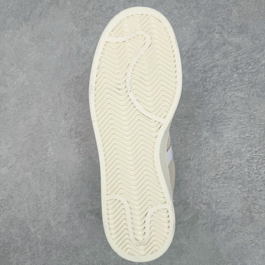 图片[9]-＃C版纯原 AD Originals Campus 00s 学院系列面包风经典复古低帮百搭休闲运动板鞋 HP2924 原鞋开发 正确版型 市面唯一全鞋采用原厂头层SD皮料 正确宽版鞋盒 清洁度完美 诠释最高工艺 这次 Originals 选择了以经典复古鞋型 Campus 为蓝本打造全新面包鞋 这款鞋型联名不断 冠希当年对它更是钟爱有加 论牌面丝毫不输贝壳头、Forum 等大热鞋型 这次 Campus 一改 80 年代的瘦长造型 鞋舌、鞋身、鞋底甚至细节都变大了 营造出千禧年前后流行的面包鞋宽大廓形 因此鞋名改为 Campus 00s 鞋身采用绒面皮料搭配白色常规皮革 质感上还是延续了经典 Campus 的设计 鞋舌填充更加饱满 让鞋款整体看起来更加圆润 搭配上这款浅蓝配色 「蓝胖子」造型真的很可爱 鞋舌还加入了与以往 Campus 不同的全新三叶草 Logo 令造型更具千禧气息 鞋带也采用了加宽的设计 如果你不喜欢 这次还附送了传统鞋带可以替换 鞋底采用了米黄做旧设计 凸显鞋款的复古年代感 除了清新可人的浅蓝配色 还有一款酷灰配色 造型更加硬朗复古 而且相比浅蓝配色更加耐脏 尺码：36 36⅔ 37⅓ 38 38⅔ 39⅓ 40 40⅔ 41⅓ 42 42⅔ 43⅓ 44 44 ⅓ 45-选品中心