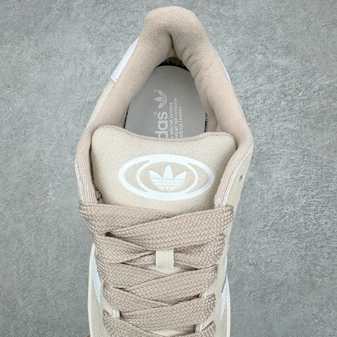 图片[5]-＃C版纯原 AD Originals Campus 00s 学院系列面包风经典复古低帮百搭休闲运动板鞋 HP2924 原鞋开发 正确版型 市面唯一全鞋采用原厂头层SD皮料 正确宽版鞋盒 清洁度完美 诠释最高工艺 这次 Originals 选择了以经典复古鞋型 Campus 为蓝本打造全新面包鞋 这款鞋型联名不断 冠希当年对它更是钟爱有加 论牌面丝毫不输贝壳头、Forum 等大热鞋型 这次 Campus 一改 80 年代的瘦长造型 鞋舌、鞋身、鞋底甚至细节都变大了 营造出千禧年前后流行的面包鞋宽大廓形 因此鞋名改为 Campus 00s 鞋身采用绒面皮料搭配白色常规皮革 质感上还是延续了经典 Campus 的设计 鞋舌填充更加饱满 让鞋款整体看起来更加圆润 搭配上这款浅蓝配色 「蓝胖子」造型真的很可爱 鞋舌还加入了与以往 Campus 不同的全新三叶草 Logo 令造型更具千禧气息 鞋带也采用了加宽的设计 如果你不喜欢 这次还附送了传统鞋带可以替换 鞋底采用了米黄做旧设计 凸显鞋款的复古年代感 除了清新可人的浅蓝配色 还有一款酷灰配色 造型更加硬朗复古 而且相比浅蓝配色更加耐脏 尺码：36 36⅔ 37⅓ 38 38⅔ 39⅓ 40 40⅔ 41⅓ 42 42⅔ 43⅓ 44 44 ⅓ 45-选品中心