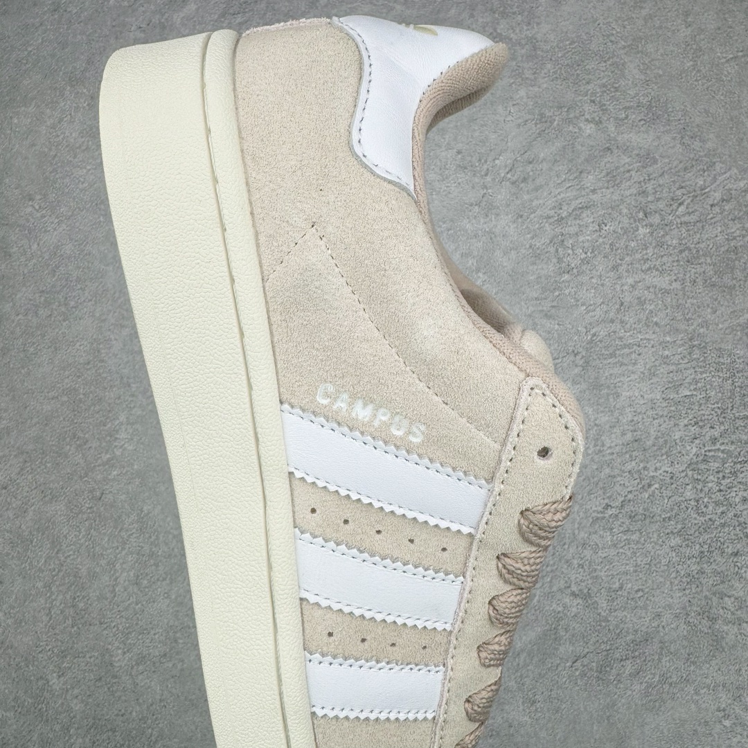 图片[6]-＃C版纯原 AD Originals Campus 00s 学院系列面包风经典复古低帮百搭休闲运动板鞋 HP2924 原鞋开发 正确版型 市面唯一全鞋采用原厂头层SD皮料 正确宽版鞋盒 清洁度完美 诠释最高工艺 这次 Originals 选择了以经典复古鞋型 Campus 为蓝本打造全新面包鞋 这款鞋型联名不断 冠希当年对它更是钟爱有加 论牌面丝毫不输贝壳头、Forum 等大热鞋型 这次 Campus 一改 80 年代的瘦长造型 鞋舌、鞋身、鞋底甚至细节都变大了 营造出千禧年前后流行的面包鞋宽大廓形 因此鞋名改为 Campus 00s 鞋身采用绒面皮料搭配白色常规皮革 质感上还是延续了经典 Campus 的设计 鞋舌填充更加饱满 让鞋款整体看起来更加圆润 搭配上这款浅蓝配色 「蓝胖子」造型真的很可爱 鞋舌还加入了与以往 Campus 不同的全新三叶草 Logo 令造型更具千禧气息 鞋带也采用了加宽的设计 如果你不喜欢 这次还附送了传统鞋带可以替换 鞋底采用了米黄做旧设计 凸显鞋款的复古年代感 除了清新可人的浅蓝配色 还有一款酷灰配色 造型更加硬朗复古 而且相比浅蓝配色更加耐脏 尺码：36 36⅔ 37⅓ 38 38⅔ 39⅓ 40 40⅔ 41⅓ 42 42⅔ 43⅓ 44 44 ⅓ 45-选品中心