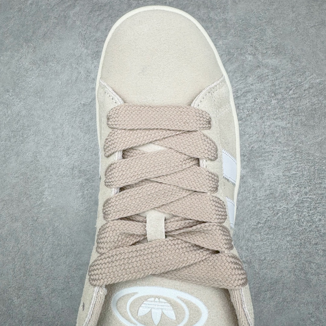 图片[4]-＃C版纯原 AD Originals Campus 00s 学院系列面包风经典复古低帮百搭休闲运动板鞋 HP2924 原鞋开发 正确版型 市面唯一全鞋采用原厂头层SD皮料 正确宽版鞋盒 清洁度完美 诠释最高工艺 这次 Originals 选择了以经典复古鞋型 Campus 为蓝本打造全新面包鞋 这款鞋型联名不断 冠希当年对它更是钟爱有加 论牌面丝毫不输贝壳头、Forum 等大热鞋型 这次 Campus 一改 80 年代的瘦长造型 鞋舌、鞋身、鞋底甚至细节都变大了 营造出千禧年前后流行的面包鞋宽大廓形 因此鞋名改为 Campus 00s 鞋身采用绒面皮料搭配白色常规皮革 质感上还是延续了经典 Campus 的设计 鞋舌填充更加饱满 让鞋款整体看起来更加圆润 搭配上这款浅蓝配色 「蓝胖子」造型真的很可爱 鞋舌还加入了与以往 Campus 不同的全新三叶草 Logo 令造型更具千禧气息 鞋带也采用了加宽的设计 如果你不喜欢 这次还附送了传统鞋带可以替换 鞋底采用了米黄做旧设计 凸显鞋款的复古年代感 除了清新可人的浅蓝配色 还有一款酷灰配色 造型更加硬朗复古 而且相比浅蓝配色更加耐脏 尺码：36 36⅔ 37⅓ 38 38⅔ 39⅓ 40 40⅔ 41⅓ 42 42⅔ 43⅓ 44 44 ⅓ 45-选品中心