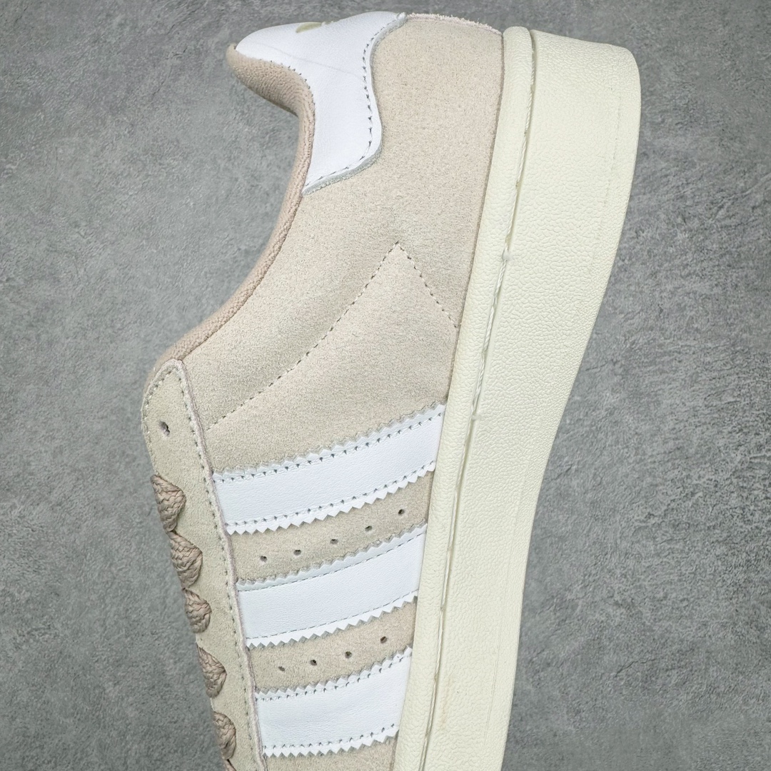 图片[7]-＃C版纯原 AD Originals Campus 00s 学院系列面包风经典复古低帮百搭休闲运动板鞋 HP2924 原鞋开发 正确版型 市面唯一全鞋采用原厂头层SD皮料 正确宽版鞋盒 清洁度完美 诠释最高工艺 这次 Originals 选择了以经典复古鞋型 Campus 为蓝本打造全新面包鞋 这款鞋型联名不断 冠希当年对它更是钟爱有加 论牌面丝毫不输贝壳头、Forum 等大热鞋型 这次 Campus 一改 80 年代的瘦长造型 鞋舌、鞋身、鞋底甚至细节都变大了 营造出千禧年前后流行的面包鞋宽大廓形 因此鞋名改为 Campus 00s 鞋身采用绒面皮料搭配白色常规皮革 质感上还是延续了经典 Campus 的设计 鞋舌填充更加饱满 让鞋款整体看起来更加圆润 搭配上这款浅蓝配色 「蓝胖子」造型真的很可爱 鞋舌还加入了与以往 Campus 不同的全新三叶草 Logo 令造型更具千禧气息 鞋带也采用了加宽的设计 如果你不喜欢 这次还附送了传统鞋带可以替换 鞋底采用了米黄做旧设计 凸显鞋款的复古年代感 除了清新可人的浅蓝配色 还有一款酷灰配色 造型更加硬朗复古 而且相比浅蓝配色更加耐脏 尺码：36 36⅔ 37⅓ 38 38⅔ 39⅓ 40 40⅔ 41⅓ 42 42⅔ 43⅓ 44 44 ⅓ 45-选品中心