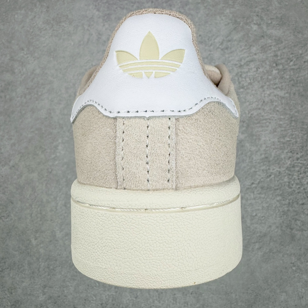 图片[8]-＃C版纯原 AD Originals Campus 00s 学院系列面包风经典复古低帮百搭休闲运动板鞋 HP2924 原鞋开发 正确版型 市面唯一全鞋采用原厂头层SD皮料 正确宽版鞋盒 清洁度完美 诠释最高工艺 这次 Originals 选择了以经典复古鞋型 Campus 为蓝本打造全新面包鞋 这款鞋型联名不断 冠希当年对它更是钟爱有加 论牌面丝毫不输贝壳头、Forum 等大热鞋型 这次 Campus 一改 80 年代的瘦长造型 鞋舌、鞋身、鞋底甚至细节都变大了 营造出千禧年前后流行的面包鞋宽大廓形 因此鞋名改为 Campus 00s 鞋身采用绒面皮料搭配白色常规皮革 质感上还是延续了经典 Campus 的设计 鞋舌填充更加饱满 让鞋款整体看起来更加圆润 搭配上这款浅蓝配色 「蓝胖子」造型真的很可爱 鞋舌还加入了与以往 Campus 不同的全新三叶草 Logo 令造型更具千禧气息 鞋带也采用了加宽的设计 如果你不喜欢 这次还附送了传统鞋带可以替换 鞋底采用了米黄做旧设计 凸显鞋款的复古年代感 除了清新可人的浅蓝配色 还有一款酷灰配色 造型更加硬朗复古 而且相比浅蓝配色更加耐脏 尺码：36 36⅔ 37⅓ 38 38⅔ 39⅓ 40 40⅔ 41⅓ 42 42⅔ 43⅓ 44 44 ⅓ 45-选品中心
