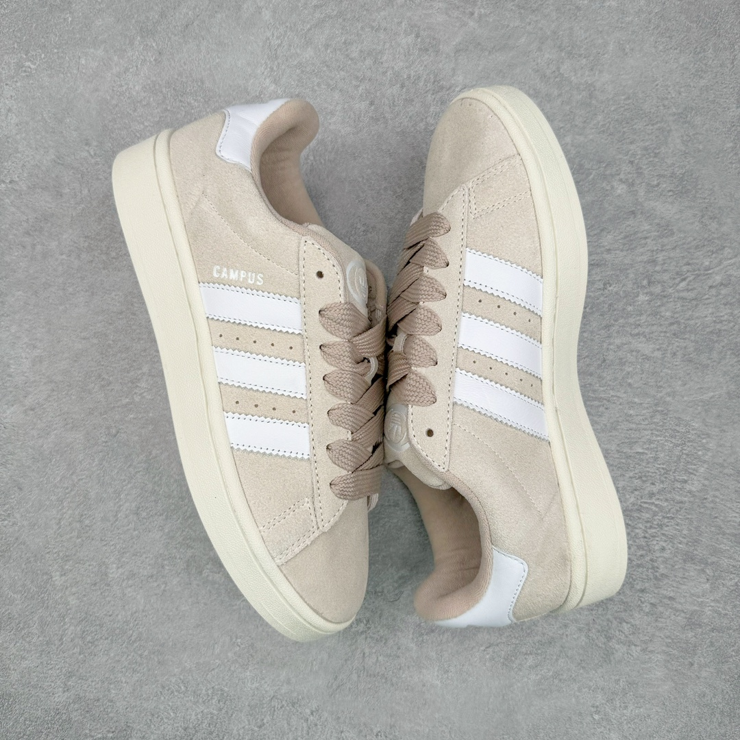 图片[3]-＃C版纯原 AD Originals Campus 00s 学院系列面包风经典复古低帮百搭休闲运动板鞋 HP2924 原鞋开发 正确版型 市面唯一全鞋采用原厂头层SD皮料 正确宽版鞋盒 清洁度完美 诠释最高工艺 这次 Originals 选择了以经典复古鞋型 Campus 为蓝本打造全新面包鞋 这款鞋型联名不断 冠希当年对它更是钟爱有加 论牌面丝毫不输贝壳头、Forum 等大热鞋型 这次 Campus 一改 80 年代的瘦长造型 鞋舌、鞋身、鞋底甚至细节都变大了 营造出千禧年前后流行的面包鞋宽大廓形 因此鞋名改为 Campus 00s 鞋身采用绒面皮料搭配白色常规皮革 质感上还是延续了经典 Campus 的设计 鞋舌填充更加饱满 让鞋款整体看起来更加圆润 搭配上这款浅蓝配色 「蓝胖子」造型真的很可爱 鞋舌还加入了与以往 Campus 不同的全新三叶草 Logo 令造型更具千禧气息 鞋带也采用了加宽的设计 如果你不喜欢 这次还附送了传统鞋带可以替换 鞋底采用了米黄做旧设计 凸显鞋款的复古年代感 除了清新可人的浅蓝配色 还有一款酷灰配色 造型更加硬朗复古 而且相比浅蓝配色更加耐脏 尺码：36 36⅔ 37⅓ 38 38⅔ 39⅓ 40 40⅔ 41⅓ 42 42⅔ 43⅓ 44 44 ⅓ 45-选品中心