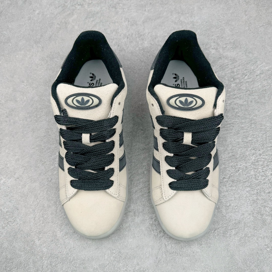 图片[2]-＃C版纯原 AD Originals Campus 00s 学院系列面包风经典复古低帮百搭休闲运动板鞋 HQ8711 原鞋开发 正确版型 市面唯一全鞋采用原厂头层SD皮料 正确宽版鞋盒 清洁度完美 诠释最高工艺 这次 Originals 选择了以经典复古鞋型 Campus 为蓝本打造全新面包鞋 这款鞋型联名不断 冠希当年对它更是钟爱有加 论牌面丝毫不输贝壳头、Forum 等大热鞋型 这次 Campus 一改 80 年代的瘦长造型 鞋舌、鞋身、鞋底甚至细节都变大了 营造出千禧年前后流行的面包鞋宽大廓形 因此鞋名改为 Campus 00s 鞋身采用绒面皮料搭配白色常规皮革 质感上还是延续了经典 Campus 的设计 鞋舌填充更加饱满 让鞋款整体看起来更加圆润 搭配上这款浅蓝配色 「蓝胖子」造型真的很可爱 鞋舌还加入了与以往 Campus 不同的全新三叶草 Logo 令造型更具千禧气息 鞋带也采用了加宽的设计 如果你不喜欢 这次还附送了传统鞋带可以替换 鞋底采用了米黄做旧设计 凸显鞋款的复古年代感 除了清新可人的浅蓝配色 还有一款酷灰配色 造型更加硬朗复古 而且相比浅蓝配色更加耐脏 尺码：36 36⅔ 37⅓ 38 38⅔ 39⅓ 40 40⅔ 41⅓ 42 42⅔ 43⅓ 44 44 ⅓ 45-选品中心