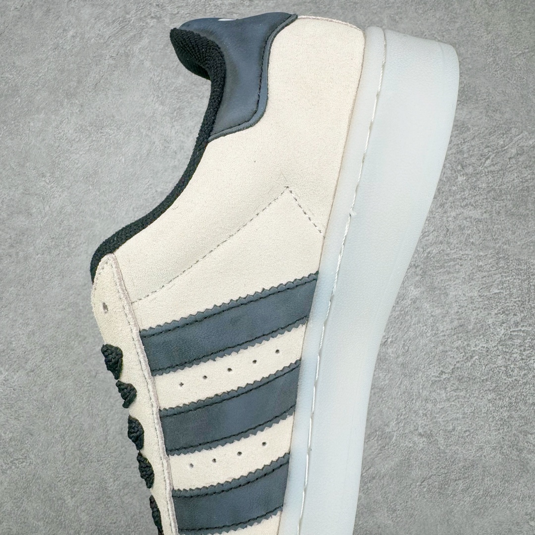 图片[7]-＃C版纯原 AD Originals Campus 00s 学院系列面包风经典复古低帮百搭休闲运动板鞋 HQ8711 原鞋开发 正确版型 市面唯一全鞋采用原厂头层SD皮料 正确宽版鞋盒 清洁度完美 诠释最高工艺 这次 Originals 选择了以经典复古鞋型 Campus 为蓝本打造全新面包鞋 这款鞋型联名不断 冠希当年对它更是钟爱有加 论牌面丝毫不输贝壳头、Forum 等大热鞋型 这次 Campus 一改 80 年代的瘦长造型 鞋舌、鞋身、鞋底甚至细节都变大了 营造出千禧年前后流行的面包鞋宽大廓形 因此鞋名改为 Campus 00s 鞋身采用绒面皮料搭配白色常规皮革 质感上还是延续了经典 Campus 的设计 鞋舌填充更加饱满 让鞋款整体看起来更加圆润 搭配上这款浅蓝配色 「蓝胖子」造型真的很可爱 鞋舌还加入了与以往 Campus 不同的全新三叶草 Logo 令造型更具千禧气息 鞋带也采用了加宽的设计 如果你不喜欢 这次还附送了传统鞋带可以替换 鞋底采用了米黄做旧设计 凸显鞋款的复古年代感 除了清新可人的浅蓝配色 还有一款酷灰配色 造型更加硬朗复古 而且相比浅蓝配色更加耐脏 尺码：36 36⅔ 37⅓ 38 38⅔ 39⅓ 40 40⅔ 41⅓ 42 42⅔ 43⅓ 44 44 ⅓ 45-选品中心