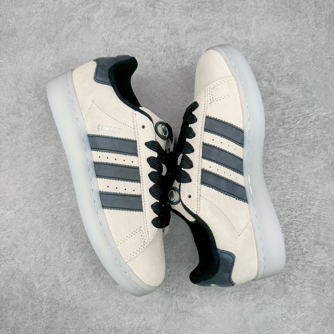图片[3]-＃C版纯原 AD Originals Campus 00s 学院系列面包风经典复古低帮百搭休闲运动板鞋 HQ8711 原鞋开发 正确版型 市面唯一全鞋采用原厂头层SD皮料 正确宽版鞋盒 清洁度完美 诠释最高工艺 这次 Originals 选择了以经典复古鞋型 Campus 为蓝本打造全新面包鞋 这款鞋型联名不断 冠希当年对它更是钟爱有加 论牌面丝毫不输贝壳头、Forum 等大热鞋型 这次 Campus 一改 80 年代的瘦长造型 鞋舌、鞋身、鞋底甚至细节都变大了 营造出千禧年前后流行的面包鞋宽大廓形 因此鞋名改为 Campus 00s 鞋身采用绒面皮料搭配白色常规皮革 质感上还是延续了经典 Campus 的设计 鞋舌填充更加饱满 让鞋款整体看起来更加圆润 搭配上这款浅蓝配色 「蓝胖子」造型真的很可爱 鞋舌还加入了与以往 Campus 不同的全新三叶草 Logo 令造型更具千禧气息 鞋带也采用了加宽的设计 如果你不喜欢 这次还附送了传统鞋带可以替换 鞋底采用了米黄做旧设计 凸显鞋款的复古年代感 除了清新可人的浅蓝配色 还有一款酷灰配色 造型更加硬朗复古 而且相比浅蓝配色更加耐脏 尺码：36 36⅔ 37⅓ 38 38⅔ 39⅓ 40 40⅔ 41⅓ 42 42⅔ 43⅓ 44 44 ⅓ 45-选品中心