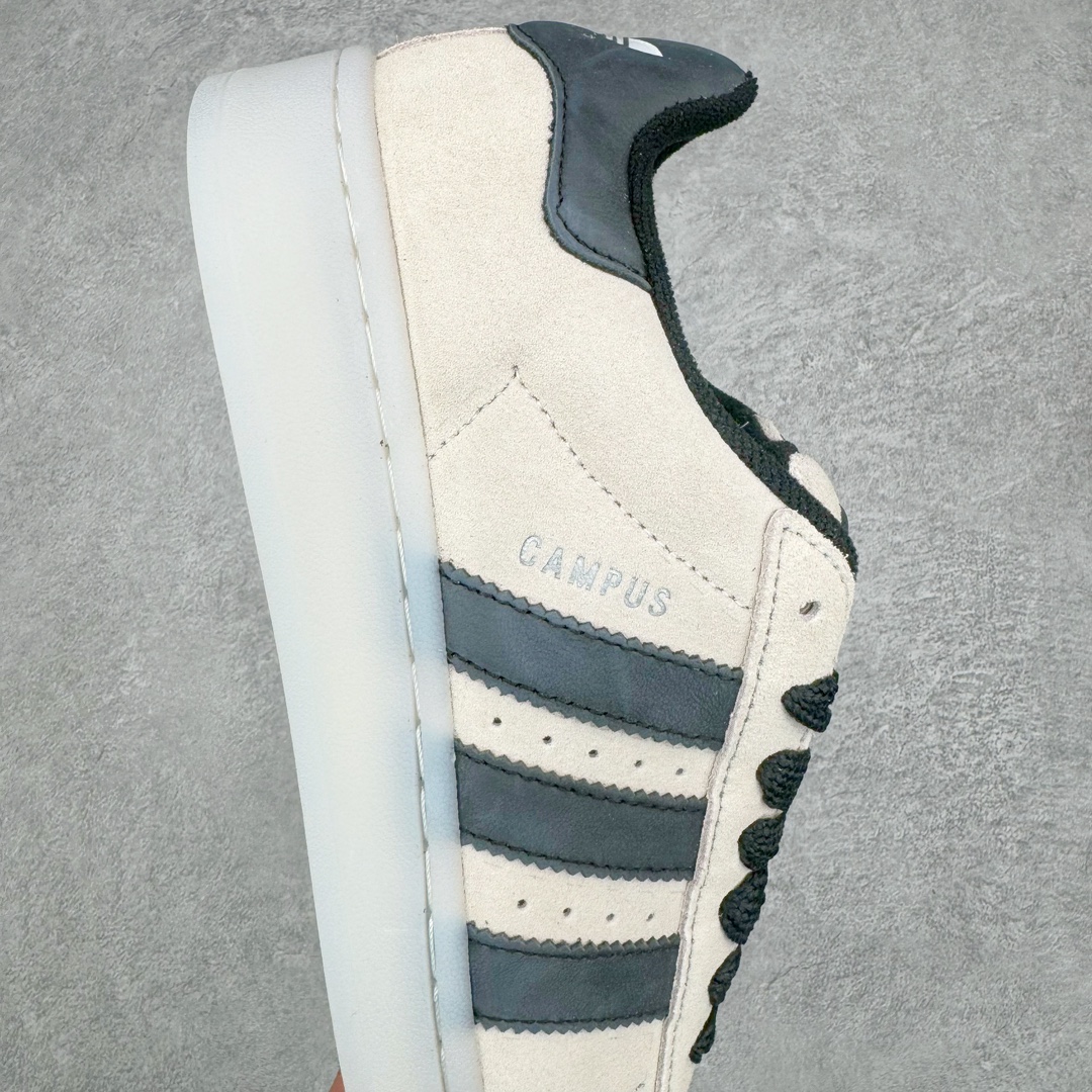 图片[6]-＃C版纯原 AD Originals Campus 00s 学院系列面包风经典复古低帮百搭休闲运动板鞋 HQ8711 原鞋开发 正确版型 市面唯一全鞋采用原厂头层SD皮料 正确宽版鞋盒 清洁度完美 诠释最高工艺 这次 Originals 选择了以经典复古鞋型 Campus 为蓝本打造全新面包鞋 这款鞋型联名不断 冠希当年对它更是钟爱有加 论牌面丝毫不输贝壳头、Forum 等大热鞋型 这次 Campus 一改 80 年代的瘦长造型 鞋舌、鞋身、鞋底甚至细节都变大了 营造出千禧年前后流行的面包鞋宽大廓形 因此鞋名改为 Campus 00s 鞋身采用绒面皮料搭配白色常规皮革 质感上还是延续了经典 Campus 的设计 鞋舌填充更加饱满 让鞋款整体看起来更加圆润 搭配上这款浅蓝配色 「蓝胖子」造型真的很可爱 鞋舌还加入了与以往 Campus 不同的全新三叶草 Logo 令造型更具千禧气息 鞋带也采用了加宽的设计 如果你不喜欢 这次还附送了传统鞋带可以替换 鞋底采用了米黄做旧设计 凸显鞋款的复古年代感 除了清新可人的浅蓝配色 还有一款酷灰配色 造型更加硬朗复古 而且相比浅蓝配色更加耐脏 尺码：36 36⅔ 37⅓ 38 38⅔ 39⅓ 40 40⅔ 41⅓ 42 42⅔ 43⅓ 44 44 ⅓ 45-选品中心
