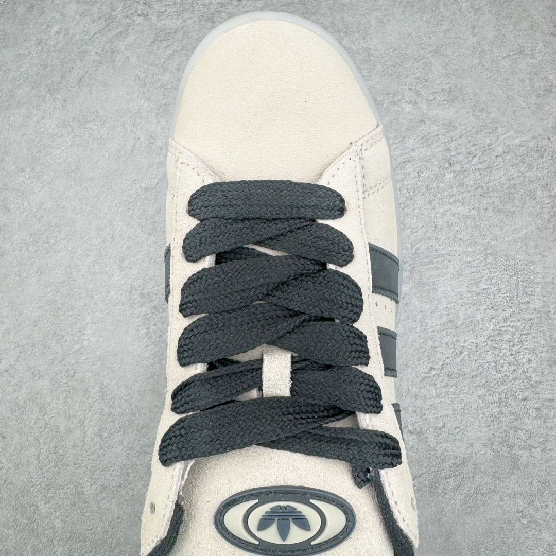 图片[4]-＃C版纯原 AD Originals Campus 00s 学院系列面包风经典复古低帮百搭休闲运动板鞋 HQ8711 原鞋开发 正确版型 市面唯一全鞋采用原厂头层SD皮料 正确宽版鞋盒 清洁度完美 诠释最高工艺 这次 Originals 选择了以经典复古鞋型 Campus 为蓝本打造全新面包鞋 这款鞋型联名不断 冠希当年对它更是钟爱有加 论牌面丝毫不输贝壳头、Forum 等大热鞋型 这次 Campus 一改 80 年代的瘦长造型 鞋舌、鞋身、鞋底甚至细节都变大了 营造出千禧年前后流行的面包鞋宽大廓形 因此鞋名改为 Campus 00s 鞋身采用绒面皮料搭配白色常规皮革 质感上还是延续了经典 Campus 的设计 鞋舌填充更加饱满 让鞋款整体看起来更加圆润 搭配上这款浅蓝配色 「蓝胖子」造型真的很可爱 鞋舌还加入了与以往 Campus 不同的全新三叶草 Logo 令造型更具千禧气息 鞋带也采用了加宽的设计 如果你不喜欢 这次还附送了传统鞋带可以替换 鞋底采用了米黄做旧设计 凸显鞋款的复古年代感 除了清新可人的浅蓝配色 还有一款酷灰配色 造型更加硬朗复古 而且相比浅蓝配色更加耐脏 尺码：36 36⅔ 37⅓ 38 38⅔ 39⅓ 40 40⅔ 41⅓ 42 42⅔ 43⅓ 44 44 ⅓ 45-选品中心