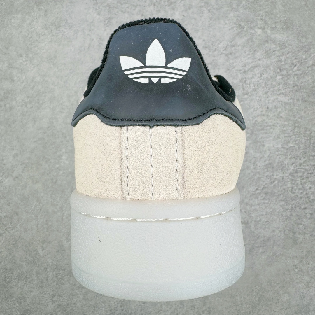 图片[8]-＃C版纯原 AD Originals Campus 00s 学院系列面包风经典复古低帮百搭休闲运动板鞋 HQ8711 原鞋开发 正确版型 市面唯一全鞋采用原厂头层SD皮料 正确宽版鞋盒 清洁度完美 诠释最高工艺 这次 Originals 选择了以经典复古鞋型 Campus 为蓝本打造全新面包鞋 这款鞋型联名不断 冠希当年对它更是钟爱有加 论牌面丝毫不输贝壳头、Forum 等大热鞋型 这次 Campus 一改 80 年代的瘦长造型 鞋舌、鞋身、鞋底甚至细节都变大了 营造出千禧年前后流行的面包鞋宽大廓形 因此鞋名改为 Campus 00s 鞋身采用绒面皮料搭配白色常规皮革 质感上还是延续了经典 Campus 的设计 鞋舌填充更加饱满 让鞋款整体看起来更加圆润 搭配上这款浅蓝配色 「蓝胖子」造型真的很可爱 鞋舌还加入了与以往 Campus 不同的全新三叶草 Logo 令造型更具千禧气息 鞋带也采用了加宽的设计 如果你不喜欢 这次还附送了传统鞋带可以替换 鞋底采用了米黄做旧设计 凸显鞋款的复古年代感 除了清新可人的浅蓝配色 还有一款酷灰配色 造型更加硬朗复古 而且相比浅蓝配色更加耐脏 尺码：36 36⅔ 37⅓ 38 38⅔ 39⅓ 40 40⅔ 41⅓ 42 42⅔ 43⅓ 44 44 ⅓ 45-选品中心
