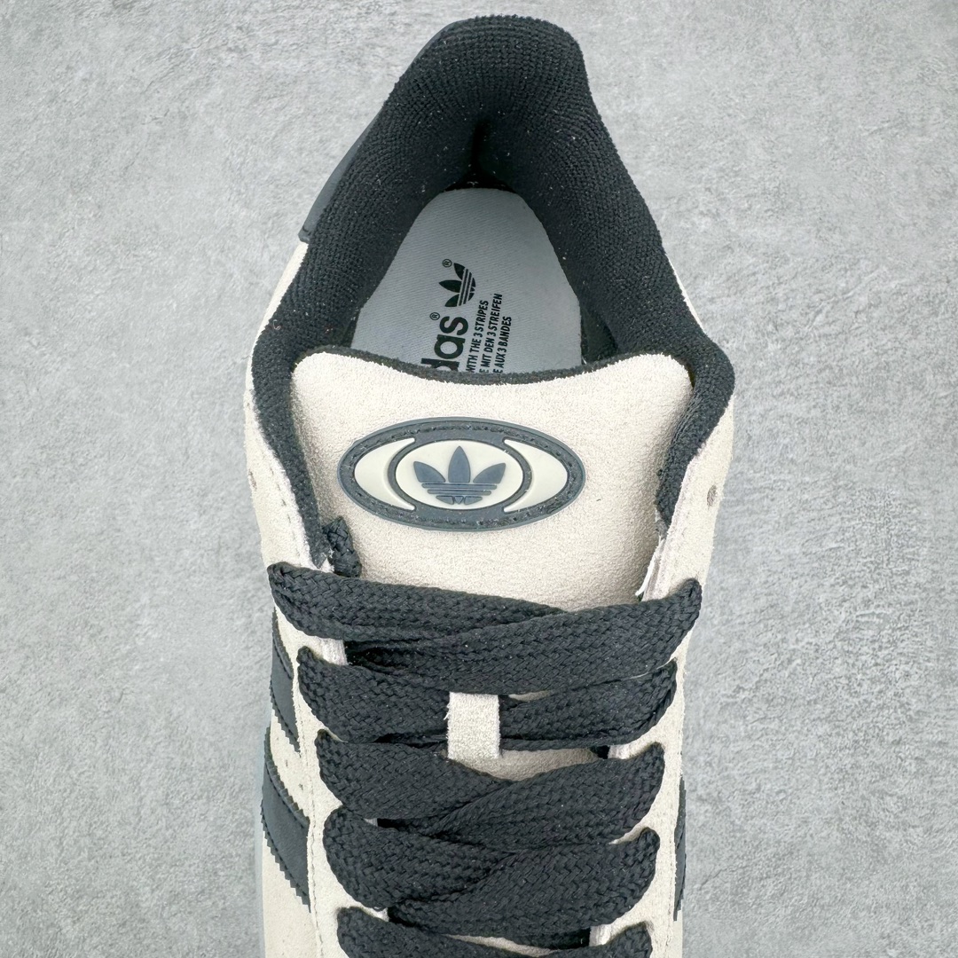 图片[5]-＃C版纯原 AD Originals Campus 00s 学院系列面包风经典复古低帮百搭休闲运动板鞋 HQ8711 原鞋开发 正确版型 市面唯一全鞋采用原厂头层SD皮料 正确宽版鞋盒 清洁度完美 诠释最高工艺 这次 Originals 选择了以经典复古鞋型 Campus 为蓝本打造全新面包鞋 这款鞋型联名不断 冠希当年对它更是钟爱有加 论牌面丝毫不输贝壳头、Forum 等大热鞋型 这次 Campus 一改 80 年代的瘦长造型 鞋舌、鞋身、鞋底甚至细节都变大了 营造出千禧年前后流行的面包鞋宽大廓形 因此鞋名改为 Campus 00s 鞋身采用绒面皮料搭配白色常规皮革 质感上还是延续了经典 Campus 的设计 鞋舌填充更加饱满 让鞋款整体看起来更加圆润 搭配上这款浅蓝配色 「蓝胖子」造型真的很可爱 鞋舌还加入了与以往 Campus 不同的全新三叶草 Logo 令造型更具千禧气息 鞋带也采用了加宽的设计 如果你不喜欢 这次还附送了传统鞋带可以替换 鞋底采用了米黄做旧设计 凸显鞋款的复古年代感 除了清新可人的浅蓝配色 还有一款酷灰配色 造型更加硬朗复古 而且相比浅蓝配色更加耐脏 尺码：36 36⅔ 37⅓ 38 38⅔ 39⅓ 40 40⅔ 41⅓ 42 42⅔ 43⅓ 44 44 ⅓ 45-选品中心