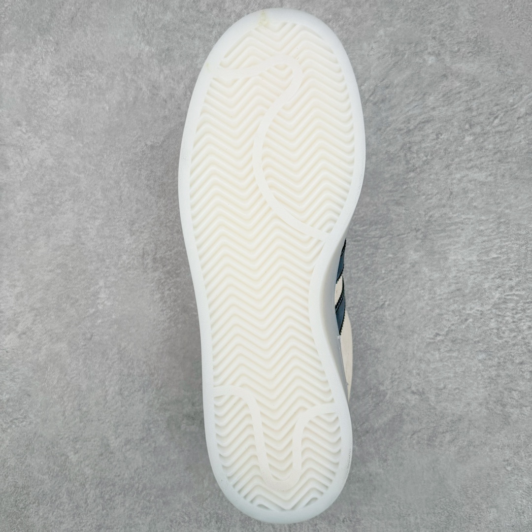 图片[9]-＃C版纯原 AD Originals Campus 00s 学院系列面包风经典复古低帮百搭休闲运动板鞋 HQ8711 原鞋开发 正确版型 市面唯一全鞋采用原厂头层SD皮料 正确宽版鞋盒 清洁度完美 诠释最高工艺 这次 Originals 选择了以经典复古鞋型 Campus 为蓝本打造全新面包鞋 这款鞋型联名不断 冠希当年对它更是钟爱有加 论牌面丝毫不输贝壳头、Forum 等大热鞋型 这次 Campus 一改 80 年代的瘦长造型 鞋舌、鞋身、鞋底甚至细节都变大了 营造出千禧年前后流行的面包鞋宽大廓形 因此鞋名改为 Campus 00s 鞋身采用绒面皮料搭配白色常规皮革 质感上还是延续了经典 Campus 的设计 鞋舌填充更加饱满 让鞋款整体看起来更加圆润 搭配上这款浅蓝配色 「蓝胖子」造型真的很可爱 鞋舌还加入了与以往 Campus 不同的全新三叶草 Logo 令造型更具千禧气息 鞋带也采用了加宽的设计 如果你不喜欢 这次还附送了传统鞋带可以替换 鞋底采用了米黄做旧设计 凸显鞋款的复古年代感 除了清新可人的浅蓝配色 还有一款酷灰配色 造型更加硬朗复古 而且相比浅蓝配色更加耐脏 尺码：36 36⅔ 37⅓ 38 38⅔ 39⅓ 40 40⅔ 41⅓ 42 42⅔ 43⅓ 44 44 ⅓ 45-选品中心