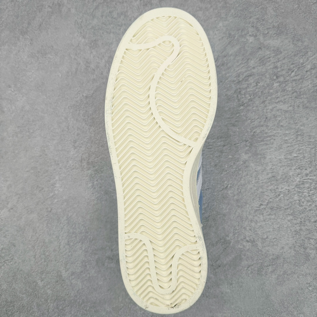 图片[9]-＃C版纯原 AD Originals Campus 00s 学院系列面包风经典复古低帮百搭休闲运动板鞋 GY9473 原鞋开发 正确版型 市面唯一全鞋采用原厂头层SD皮料 正确宽版鞋盒 清洁度完美 诠释最高工艺 这次 Originals 选择了以经典复古鞋型 Campus 为蓝本打造全新面包鞋 这款鞋型联名不断 冠希当年对它更是钟爱有加 论牌面丝毫不输贝壳头、Forum 等大热鞋型 这次 Campus 一改 80 年代的瘦长造型 鞋舌、鞋身、鞋底甚至细节都变大了 营造出千禧年前后流行的面包鞋宽大廓形 因此鞋名改为 Campus 00s 鞋身采用绒面皮料搭配白色常规皮革 质感上还是延续了经典 Campus 的设计 鞋舌填充更加饱满 让鞋款整体看起来更加圆润 搭配上这款浅蓝配色 「蓝胖子」造型真的很可爱 鞋舌还加入了与以往 Campus 不同的全新三叶草 Logo 令造型更具千禧气息 鞋带也采用了加宽的设计 如果你不喜欢 这次还附送了传统鞋带可以替换 鞋底采用了米黄做旧设计 凸显鞋款的复古年代感 除了清新可人的浅蓝配色 还有一款酷灰配色 造型更加硬朗复古 而且相比浅蓝配色更加耐脏 尺码：36 36⅔ 37⅓ 38 38⅔ 39⅓ 40 40⅔ 41⅓ 42 42⅔ 43⅓ 44 44 ⅓ 45-选品中心