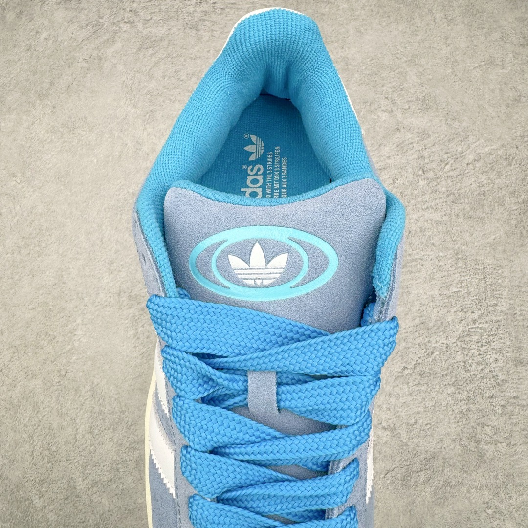 图片[5]-＃C版纯原 AD Originals Campus 00s 学院系列面包风经典复古低帮百搭休闲运动板鞋 GY9473 原鞋开发 正确版型 市面唯一全鞋采用原厂头层SD皮料 正确宽版鞋盒 清洁度完美 诠释最高工艺 这次 Originals 选择了以经典复古鞋型 Campus 为蓝本打造全新面包鞋 这款鞋型联名不断 冠希当年对它更是钟爱有加 论牌面丝毫不输贝壳头、Forum 等大热鞋型 这次 Campus 一改 80 年代的瘦长造型 鞋舌、鞋身、鞋底甚至细节都变大了 营造出千禧年前后流行的面包鞋宽大廓形 因此鞋名改为 Campus 00s 鞋身采用绒面皮料搭配白色常规皮革 质感上还是延续了经典 Campus 的设计 鞋舌填充更加饱满 让鞋款整体看起来更加圆润 搭配上这款浅蓝配色 「蓝胖子」造型真的很可爱 鞋舌还加入了与以往 Campus 不同的全新三叶草 Logo 令造型更具千禧气息 鞋带也采用了加宽的设计 如果你不喜欢 这次还附送了传统鞋带可以替换 鞋底采用了米黄做旧设计 凸显鞋款的复古年代感 除了清新可人的浅蓝配色 还有一款酷灰配色 造型更加硬朗复古 而且相比浅蓝配色更加耐脏 尺码：36 36⅔ 37⅓ 38 38⅔ 39⅓ 40 40⅔ 41⅓ 42 42⅔ 43⅓ 44 44 ⅓ 45-选品中心