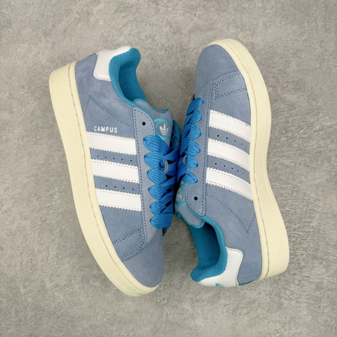 图片[3]-＃C版纯原 AD Originals Campus 00s 学院系列面包风经典复古低帮百搭休闲运动板鞋 GY9473 原鞋开发 正确版型 市面唯一全鞋采用原厂头层SD皮料 正确宽版鞋盒 清洁度完美 诠释最高工艺 这次 Originals 选择了以经典复古鞋型 Campus 为蓝本打造全新面包鞋 这款鞋型联名不断 冠希当年对它更是钟爱有加 论牌面丝毫不输贝壳头、Forum 等大热鞋型 这次 Campus 一改 80 年代的瘦长造型 鞋舌、鞋身、鞋底甚至细节都变大了 营造出千禧年前后流行的面包鞋宽大廓形 因此鞋名改为 Campus 00s 鞋身采用绒面皮料搭配白色常规皮革 质感上还是延续了经典 Campus 的设计 鞋舌填充更加饱满 让鞋款整体看起来更加圆润 搭配上这款浅蓝配色 「蓝胖子」造型真的很可爱 鞋舌还加入了与以往 Campus 不同的全新三叶草 Logo 令造型更具千禧气息 鞋带也采用了加宽的设计 如果你不喜欢 这次还附送了传统鞋带可以替换 鞋底采用了米黄做旧设计 凸显鞋款的复古年代感 除了清新可人的浅蓝配色 还有一款酷灰配色 造型更加硬朗复古 而且相比浅蓝配色更加耐脏 尺码：36 36⅔ 37⅓ 38 38⅔ 39⅓ 40 40⅔ 41⅓ 42 42⅔ 43⅓ 44 44 ⅓ 45-选品中心
