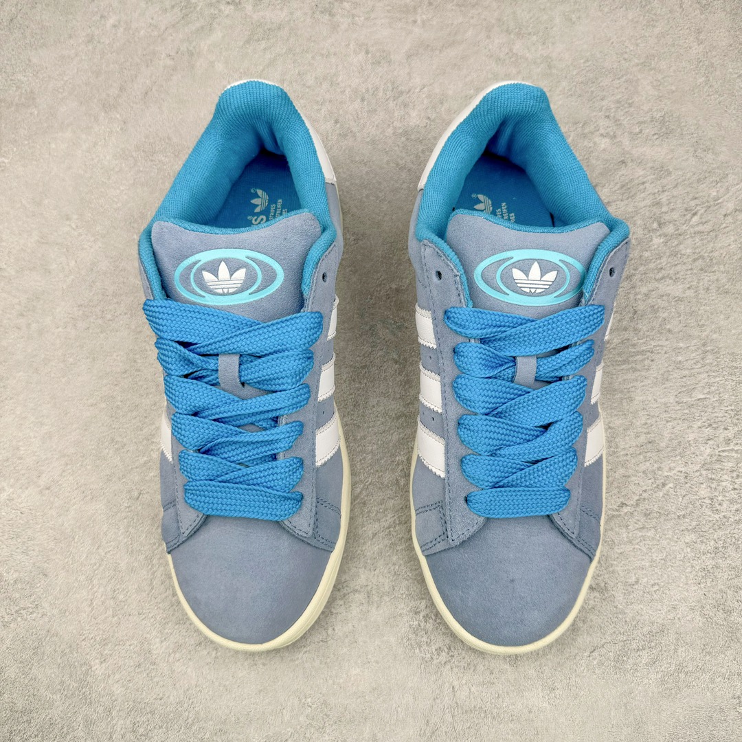 图片[2]-＃C版纯原 AD Originals Campus 00s 学院系列面包风经典复古低帮百搭休闲运动板鞋 GY9473 原鞋开发 正确版型 市面唯一全鞋采用原厂头层SD皮料 正确宽版鞋盒 清洁度完美 诠释最高工艺 这次 Originals 选择了以经典复古鞋型 Campus 为蓝本打造全新面包鞋 这款鞋型联名不断 冠希当年对它更是钟爱有加 论牌面丝毫不输贝壳头、Forum 等大热鞋型 这次 Campus 一改 80 年代的瘦长造型 鞋舌、鞋身、鞋底甚至细节都变大了 营造出千禧年前后流行的面包鞋宽大廓形 因此鞋名改为 Campus 00s 鞋身采用绒面皮料搭配白色常规皮革 质感上还是延续了经典 Campus 的设计 鞋舌填充更加饱满 让鞋款整体看起来更加圆润 搭配上这款浅蓝配色 「蓝胖子」造型真的很可爱 鞋舌还加入了与以往 Campus 不同的全新三叶草 Logo 令造型更具千禧气息 鞋带也采用了加宽的设计 如果你不喜欢 这次还附送了传统鞋带可以替换 鞋底采用了米黄做旧设计 凸显鞋款的复古年代感 除了清新可人的浅蓝配色 还有一款酷灰配色 造型更加硬朗复古 而且相比浅蓝配色更加耐脏 尺码：36 36⅔ 37⅓ 38 38⅔ 39⅓ 40 40⅔ 41⅓ 42 42⅔ 43⅓ 44 44 ⅓ 45-选品中心