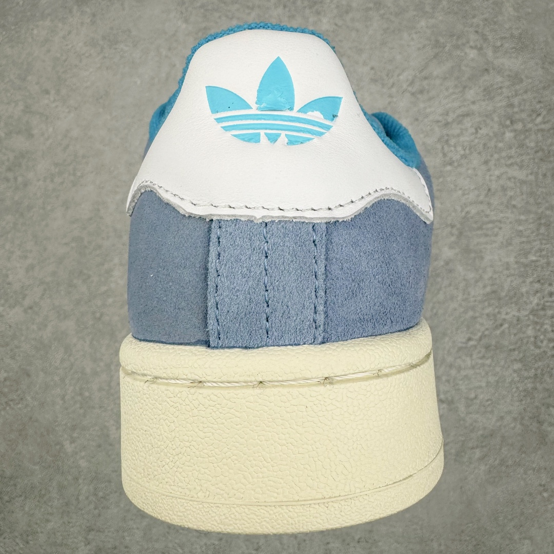 图片[8]-＃C版纯原 AD Originals Campus 00s 学院系列面包风经典复古低帮百搭休闲运动板鞋 GY9473 原鞋开发 正确版型 市面唯一全鞋采用原厂头层SD皮料 正确宽版鞋盒 清洁度完美 诠释最高工艺 这次 Originals 选择了以经典复古鞋型 Campus 为蓝本打造全新面包鞋 这款鞋型联名不断 冠希当年对它更是钟爱有加 论牌面丝毫不输贝壳头、Forum 等大热鞋型 这次 Campus 一改 80 年代的瘦长造型 鞋舌、鞋身、鞋底甚至细节都变大了 营造出千禧年前后流行的面包鞋宽大廓形 因此鞋名改为 Campus 00s 鞋身采用绒面皮料搭配白色常规皮革 质感上还是延续了经典 Campus 的设计 鞋舌填充更加饱满 让鞋款整体看起来更加圆润 搭配上这款浅蓝配色 「蓝胖子」造型真的很可爱 鞋舌还加入了与以往 Campus 不同的全新三叶草 Logo 令造型更具千禧气息 鞋带也采用了加宽的设计 如果你不喜欢 这次还附送了传统鞋带可以替换 鞋底采用了米黄做旧设计 凸显鞋款的复古年代感 除了清新可人的浅蓝配色 还有一款酷灰配色 造型更加硬朗复古 而且相比浅蓝配色更加耐脏 尺码：36 36⅔ 37⅓ 38 38⅔ 39⅓ 40 40⅔ 41⅓ 42 42⅔ 43⅓ 44 44 ⅓ 45-选品中心