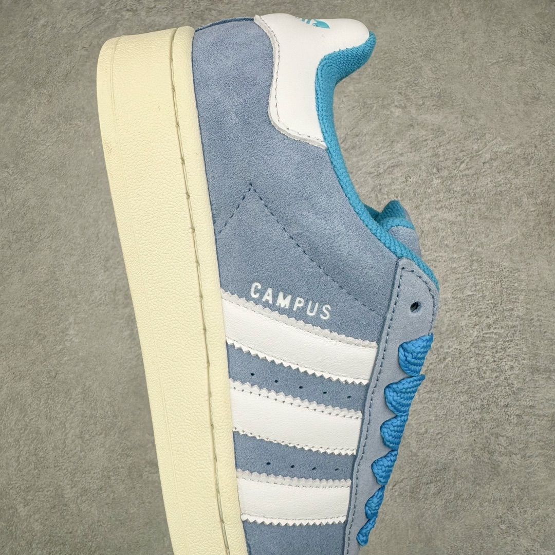 图片[6]-＃C版纯原 AD Originals Campus 00s 学院系列面包风经典复古低帮百搭休闲运动板鞋 GY9473 原鞋开发 正确版型 市面唯一全鞋采用原厂头层SD皮料 正确宽版鞋盒 清洁度完美 诠释最高工艺 这次 Originals 选择了以经典复古鞋型 Campus 为蓝本打造全新面包鞋 这款鞋型联名不断 冠希当年对它更是钟爱有加 论牌面丝毫不输贝壳头、Forum 等大热鞋型 这次 Campus 一改 80 年代的瘦长造型 鞋舌、鞋身、鞋底甚至细节都变大了 营造出千禧年前后流行的面包鞋宽大廓形 因此鞋名改为 Campus 00s 鞋身采用绒面皮料搭配白色常规皮革 质感上还是延续了经典 Campus 的设计 鞋舌填充更加饱满 让鞋款整体看起来更加圆润 搭配上这款浅蓝配色 「蓝胖子」造型真的很可爱 鞋舌还加入了与以往 Campus 不同的全新三叶草 Logo 令造型更具千禧气息 鞋带也采用了加宽的设计 如果你不喜欢 这次还附送了传统鞋带可以替换 鞋底采用了米黄做旧设计 凸显鞋款的复古年代感 除了清新可人的浅蓝配色 还有一款酷灰配色 造型更加硬朗复古 而且相比浅蓝配色更加耐脏 尺码：36 36⅔ 37⅓ 38 38⅔ 39⅓ 40 40⅔ 41⅓ 42 42⅔ 43⅓ 44 44 ⅓ 45-选品中心