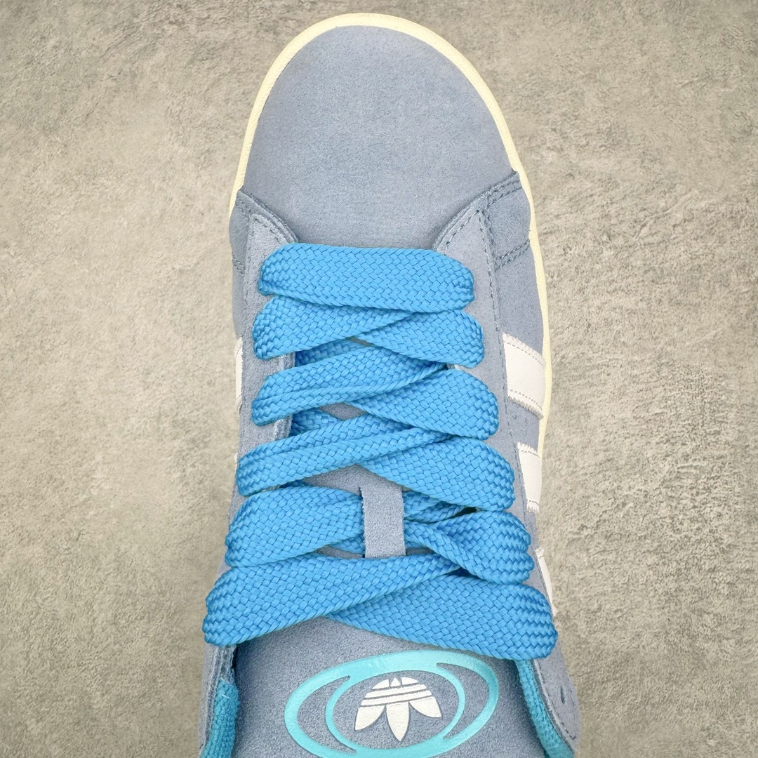 图片[4]-＃C版纯原 AD Originals Campus 00s 学院系列面包风经典复古低帮百搭休闲运动板鞋 GY9473 原鞋开发 正确版型 市面唯一全鞋采用原厂头层SD皮料 正确宽版鞋盒 清洁度完美 诠释最高工艺 这次 Originals 选择了以经典复古鞋型 Campus 为蓝本打造全新面包鞋 这款鞋型联名不断 冠希当年对它更是钟爱有加 论牌面丝毫不输贝壳头、Forum 等大热鞋型 这次 Campus 一改 80 年代的瘦长造型 鞋舌、鞋身、鞋底甚至细节都变大了 营造出千禧年前后流行的面包鞋宽大廓形 因此鞋名改为 Campus 00s 鞋身采用绒面皮料搭配白色常规皮革 质感上还是延续了经典 Campus 的设计 鞋舌填充更加饱满 让鞋款整体看起来更加圆润 搭配上这款浅蓝配色 「蓝胖子」造型真的很可爱 鞋舌还加入了与以往 Campus 不同的全新三叶草 Logo 令造型更具千禧气息 鞋带也采用了加宽的设计 如果你不喜欢 这次还附送了传统鞋带可以替换 鞋底采用了米黄做旧设计 凸显鞋款的复古年代感 除了清新可人的浅蓝配色 还有一款酷灰配色 造型更加硬朗复古 而且相比浅蓝配色更加耐脏 尺码：36 36⅔ 37⅓ 38 38⅔ 39⅓ 40 40⅔ 41⅓ 42 42⅔ 43⅓ 44 44 ⅓ 45-选品中心