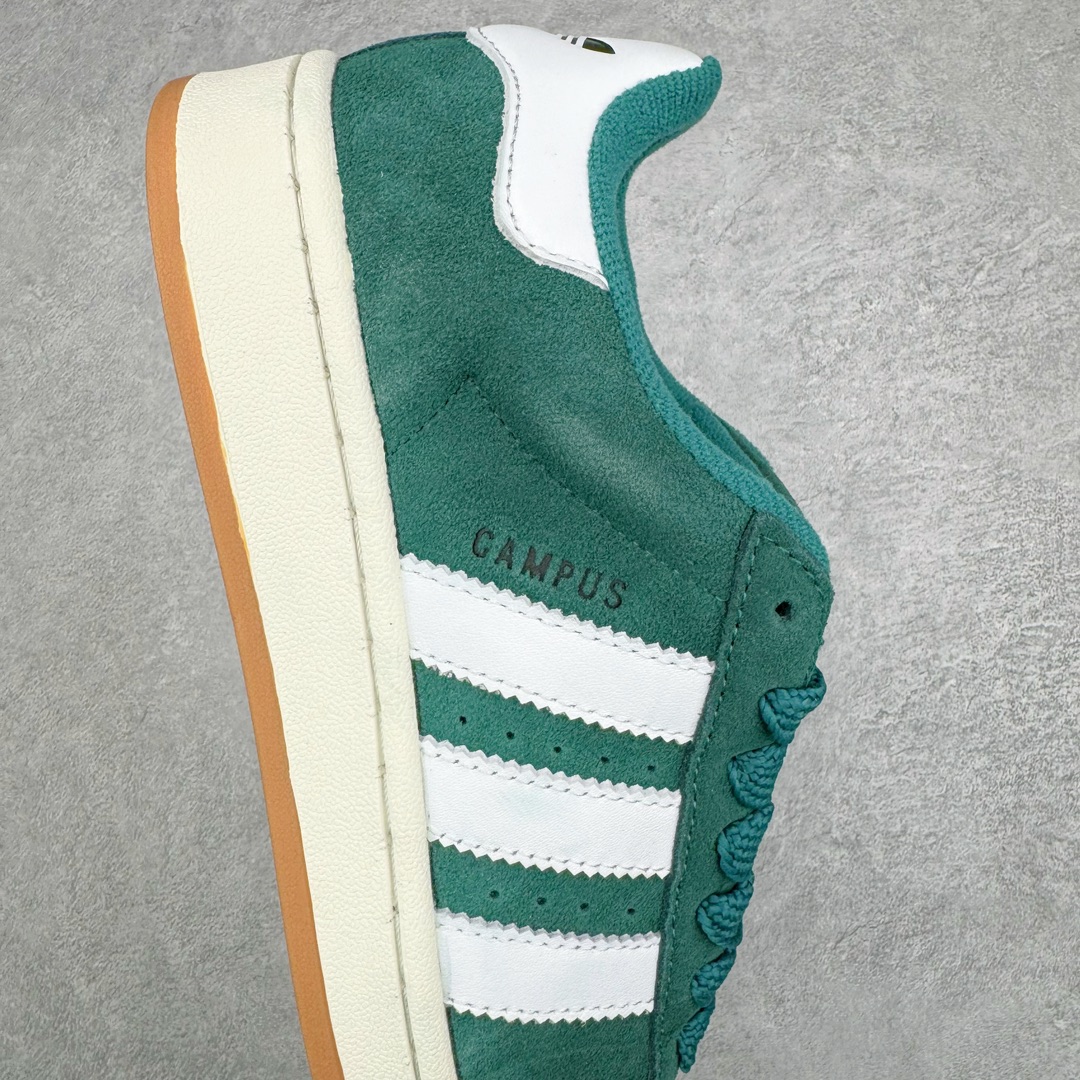 图片[6]-＃C版纯原 AD Originals Campus 00s 学院系列面包风经典复古低帮百搭休闲运动板鞋 HR1467 原鞋开发 正确版型 市面唯一全鞋采用原厂头层SD皮料 正确宽版鞋盒 清洁度完美 诠释最高工艺 这次 Originals 选择了以经典复古鞋型 Campus 为蓝本打造全新面包鞋 这款鞋型联名不断 冠希当年对它更是钟爱有加 论牌面丝毫不输贝壳头、Forum 等大热鞋型 这次 Campus 一改 80 年代的瘦长造型 鞋舌、鞋身、鞋底甚至细节都变大了 营造出千禧年前后流行的面包鞋宽大廓形 因此鞋名改为 Campus 00s 鞋身采用绒面皮料搭配白色常规皮革 质感上还是延续了经典 Campus 的设计 鞋舌填充更加饱满 让鞋款整体看起来更加圆润 搭配上这款浅蓝配色 「蓝胖子」造型真的很可爱 鞋舌还加入了与以往 Campus 不同的全新三叶草 Logo 令造型更具千禧气息 鞋带也采用了加宽的设计 如果你不喜欢 这次还附送了传统鞋带可以替换 鞋底采用了米黄做旧设计 凸显鞋款的复古年代感 除了清新可人的浅蓝配色 还有一款酷灰配色 造型更加硬朗复古 而且相比浅蓝配色更加耐脏 尺码：36 36⅔ 37⅓ 38 38⅔ 39⅓ 40 40⅔ 41⅓ 42 42⅔ 43⅓ 44 44 ⅓ 45-选品中心
