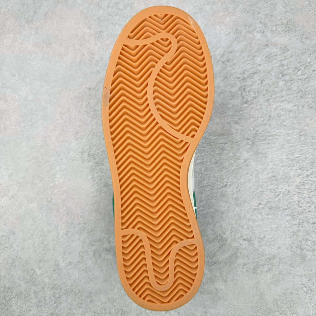 图片[9]-＃C版纯原 AD Originals Campus 00s 学院系列面包风经典复古低帮百搭休闲运动板鞋 HR1467 原鞋开发 正确版型 市面唯一全鞋采用原厂头层SD皮料 正确宽版鞋盒 清洁度完美 诠释最高工艺 这次 Originals 选择了以经典复古鞋型 Campus 为蓝本打造全新面包鞋 这款鞋型联名不断 冠希当年对它更是钟爱有加 论牌面丝毫不输贝壳头、Forum 等大热鞋型 这次 Campus 一改 80 年代的瘦长造型 鞋舌、鞋身、鞋底甚至细节都变大了 营造出千禧年前后流行的面包鞋宽大廓形 因此鞋名改为 Campus 00s 鞋身采用绒面皮料搭配白色常规皮革 质感上还是延续了经典 Campus 的设计 鞋舌填充更加饱满 让鞋款整体看起来更加圆润 搭配上这款浅蓝配色 「蓝胖子」造型真的很可爱 鞋舌还加入了与以往 Campus 不同的全新三叶草 Logo 令造型更具千禧气息 鞋带也采用了加宽的设计 如果你不喜欢 这次还附送了传统鞋带可以替换 鞋底采用了米黄做旧设计 凸显鞋款的复古年代感 除了清新可人的浅蓝配色 还有一款酷灰配色 造型更加硬朗复古 而且相比浅蓝配色更加耐脏 尺码：36 36⅔ 37⅓ 38 38⅔ 39⅓ 40 40⅔ 41⅓ 42 42⅔ 43⅓ 44 44 ⅓ 45-选品中心