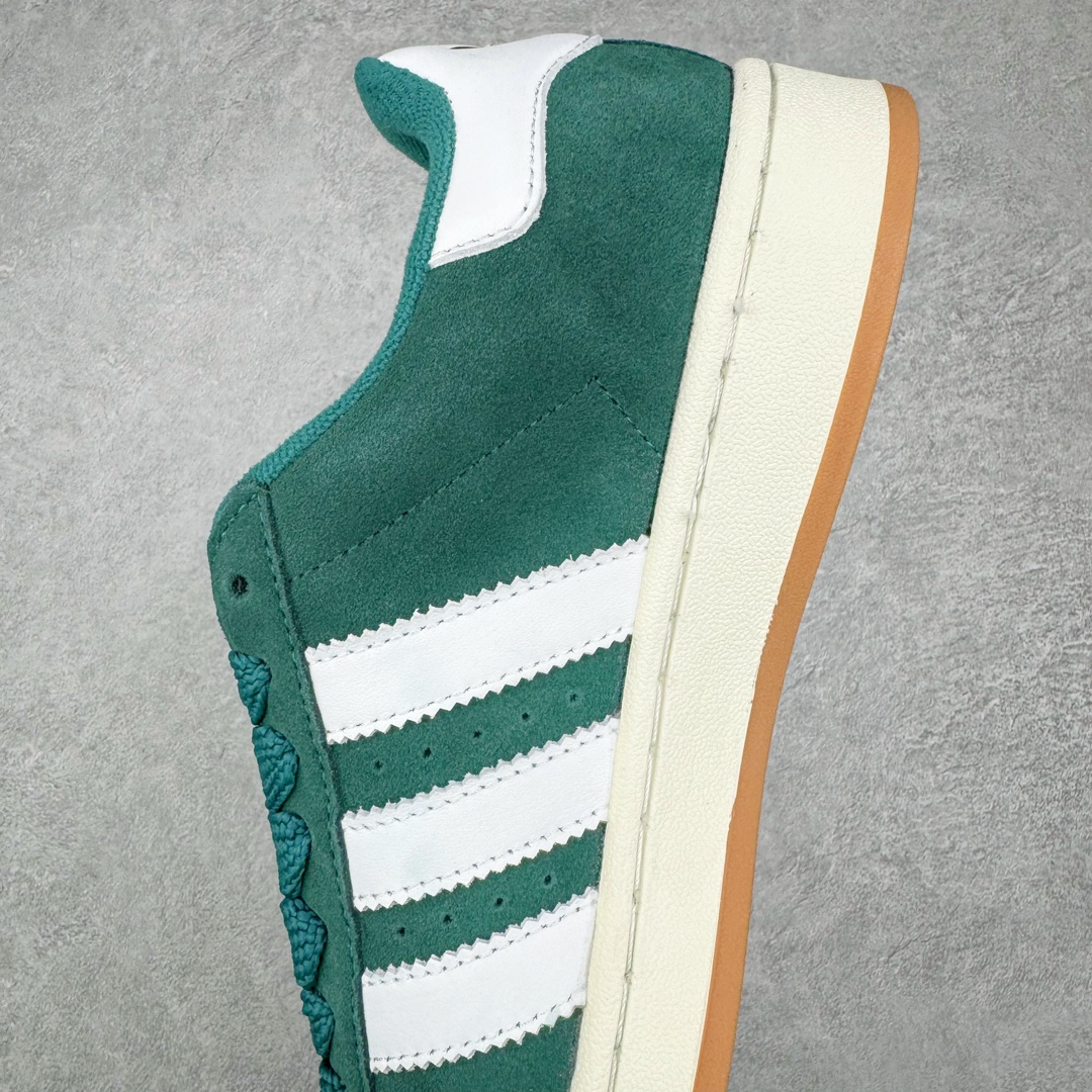 图片[7]-＃C版纯原 AD Originals Campus 00s 学院系列面包风经典复古低帮百搭休闲运动板鞋 HR1467 原鞋开发 正确版型 市面唯一全鞋采用原厂头层SD皮料 正确宽版鞋盒 清洁度完美 诠释最高工艺 这次 Originals 选择了以经典复古鞋型 Campus 为蓝本打造全新面包鞋 这款鞋型联名不断 冠希当年对它更是钟爱有加 论牌面丝毫不输贝壳头、Forum 等大热鞋型 这次 Campus 一改 80 年代的瘦长造型 鞋舌、鞋身、鞋底甚至细节都变大了 营造出千禧年前后流行的面包鞋宽大廓形 因此鞋名改为 Campus 00s 鞋身采用绒面皮料搭配白色常规皮革 质感上还是延续了经典 Campus 的设计 鞋舌填充更加饱满 让鞋款整体看起来更加圆润 搭配上这款浅蓝配色 「蓝胖子」造型真的很可爱 鞋舌还加入了与以往 Campus 不同的全新三叶草 Logo 令造型更具千禧气息 鞋带也采用了加宽的设计 如果你不喜欢 这次还附送了传统鞋带可以替换 鞋底采用了米黄做旧设计 凸显鞋款的复古年代感 除了清新可人的浅蓝配色 还有一款酷灰配色 造型更加硬朗复古 而且相比浅蓝配色更加耐脏 尺码：36 36⅔ 37⅓ 38 38⅔ 39⅓ 40 40⅔ 41⅓ 42 42⅔ 43⅓ 44 44 ⅓ 45-选品中心