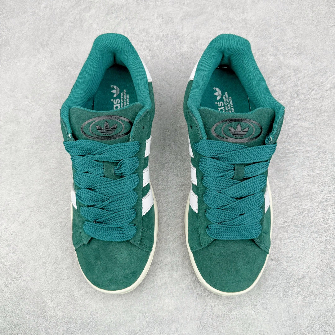 图片[2]-＃C版纯原 AD Originals Campus 00s 学院系列面包风经典复古低帮百搭休闲运动板鞋 HR1467 原鞋开发 正确版型 市面唯一全鞋采用原厂头层SD皮料 正确宽版鞋盒 清洁度完美 诠释最高工艺 这次 Originals 选择了以经典复古鞋型 Campus 为蓝本打造全新面包鞋 这款鞋型联名不断 冠希当年对它更是钟爱有加 论牌面丝毫不输贝壳头、Forum 等大热鞋型 这次 Campus 一改 80 年代的瘦长造型 鞋舌、鞋身、鞋底甚至细节都变大了 营造出千禧年前后流行的面包鞋宽大廓形 因此鞋名改为 Campus 00s 鞋身采用绒面皮料搭配白色常规皮革 质感上还是延续了经典 Campus 的设计 鞋舌填充更加饱满 让鞋款整体看起来更加圆润 搭配上这款浅蓝配色 「蓝胖子」造型真的很可爱 鞋舌还加入了与以往 Campus 不同的全新三叶草 Logo 令造型更具千禧气息 鞋带也采用了加宽的设计 如果你不喜欢 这次还附送了传统鞋带可以替换 鞋底采用了米黄做旧设计 凸显鞋款的复古年代感 除了清新可人的浅蓝配色 还有一款酷灰配色 造型更加硬朗复古 而且相比浅蓝配色更加耐脏 尺码：36 36⅔ 37⅓ 38 38⅔ 39⅓ 40 40⅔ 41⅓ 42 42⅔ 43⅓ 44 44 ⅓ 45-选品中心