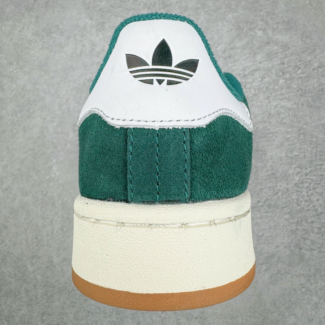 图片[8]-＃C版纯原 AD Originals Campus 00s 学院系列面包风经典复古低帮百搭休闲运动板鞋 HR1467 原鞋开发 正确版型 市面唯一全鞋采用原厂头层SD皮料 正确宽版鞋盒 清洁度完美 诠释最高工艺 这次 Originals 选择了以经典复古鞋型 Campus 为蓝本打造全新面包鞋 这款鞋型联名不断 冠希当年对它更是钟爱有加 论牌面丝毫不输贝壳头、Forum 等大热鞋型 这次 Campus 一改 80 年代的瘦长造型 鞋舌、鞋身、鞋底甚至细节都变大了 营造出千禧年前后流行的面包鞋宽大廓形 因此鞋名改为 Campus 00s 鞋身采用绒面皮料搭配白色常规皮革 质感上还是延续了经典 Campus 的设计 鞋舌填充更加饱满 让鞋款整体看起来更加圆润 搭配上这款浅蓝配色 「蓝胖子」造型真的很可爱 鞋舌还加入了与以往 Campus 不同的全新三叶草 Logo 令造型更具千禧气息 鞋带也采用了加宽的设计 如果你不喜欢 这次还附送了传统鞋带可以替换 鞋底采用了米黄做旧设计 凸显鞋款的复古年代感 除了清新可人的浅蓝配色 还有一款酷灰配色 造型更加硬朗复古 而且相比浅蓝配色更加耐脏 尺码：36 36⅔ 37⅓ 38 38⅔ 39⅓ 40 40⅔ 41⅓ 42 42⅔ 43⅓ 44 44 ⅓ 45-选品中心