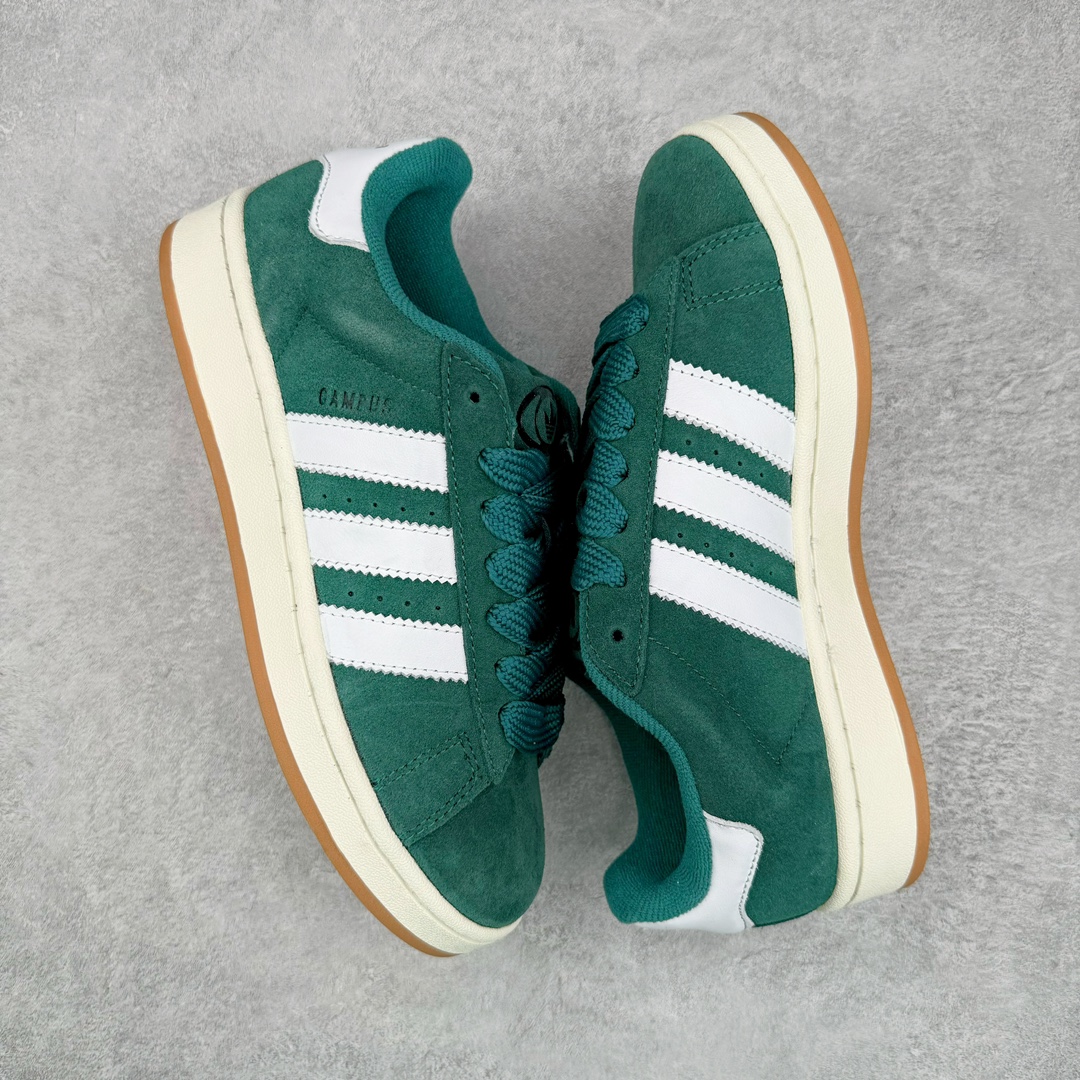 图片[3]-＃C版纯原 AD Originals Campus 00s 学院系列面包风经典复古低帮百搭休闲运动板鞋 HR1467 原鞋开发 正确版型 市面唯一全鞋采用原厂头层SD皮料 正确宽版鞋盒 清洁度完美 诠释最高工艺 这次 Originals 选择了以经典复古鞋型 Campus 为蓝本打造全新面包鞋 这款鞋型联名不断 冠希当年对它更是钟爱有加 论牌面丝毫不输贝壳头、Forum 等大热鞋型 这次 Campus 一改 80 年代的瘦长造型 鞋舌、鞋身、鞋底甚至细节都变大了 营造出千禧年前后流行的面包鞋宽大廓形 因此鞋名改为 Campus 00s 鞋身采用绒面皮料搭配白色常规皮革 质感上还是延续了经典 Campus 的设计 鞋舌填充更加饱满 让鞋款整体看起来更加圆润 搭配上这款浅蓝配色 「蓝胖子」造型真的很可爱 鞋舌还加入了与以往 Campus 不同的全新三叶草 Logo 令造型更具千禧气息 鞋带也采用了加宽的设计 如果你不喜欢 这次还附送了传统鞋带可以替换 鞋底采用了米黄做旧设计 凸显鞋款的复古年代感 除了清新可人的浅蓝配色 还有一款酷灰配色 造型更加硬朗复古 而且相比浅蓝配色更加耐脏 尺码：36 36⅔ 37⅓ 38 38⅔ 39⅓ 40 40⅔ 41⅓ 42 42⅔ 43⅓ 44 44 ⅓ 45-选品中心